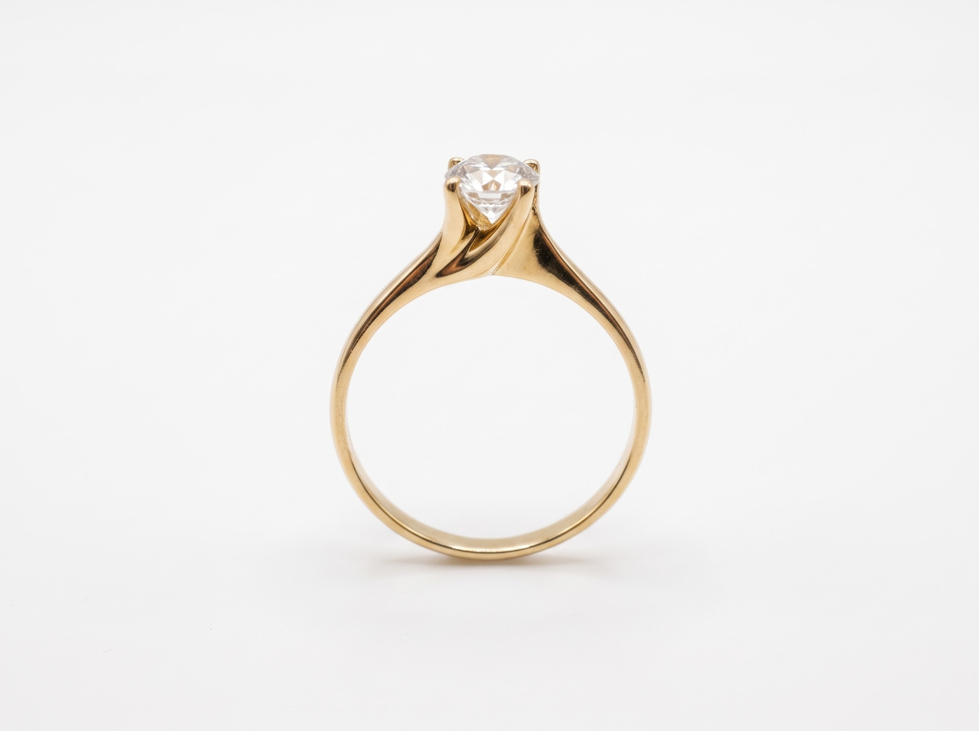 Ring 14 karaat solitair type met zirconium gezet 