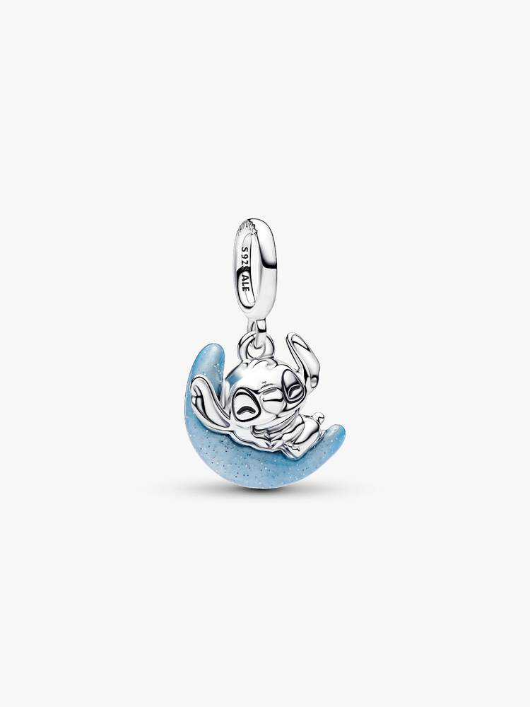 Droommodus: aan. Stitch slaapt op een maan van blauw en zilverkleurig email, voorzien van details die in het donker oplichten &ndash; perfect voor Disney-fans die van de sterrenhemel houden.