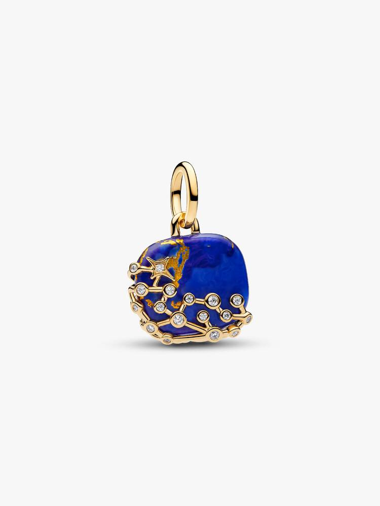 Diepblauw ontmoet gouden sterrenbeelddetails in deze met 14-karaats goud vergulde hangende bedel, voorzien van imitatie-lapis lazuli en heldere steentjes die schitteren als een sterrenhemel.