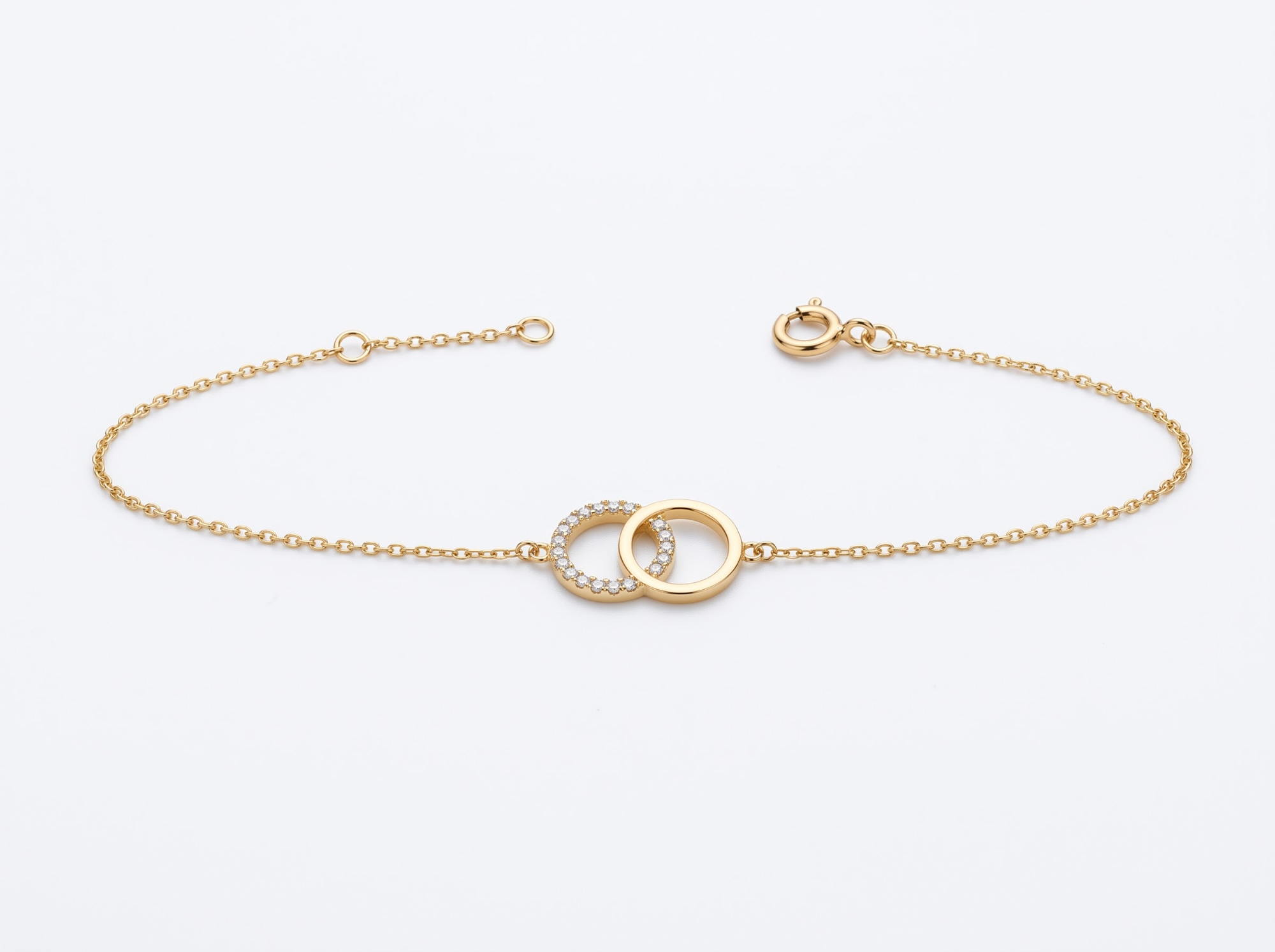 armband met twee cirkels in 14 karaat geel goud en gezet met zirconium