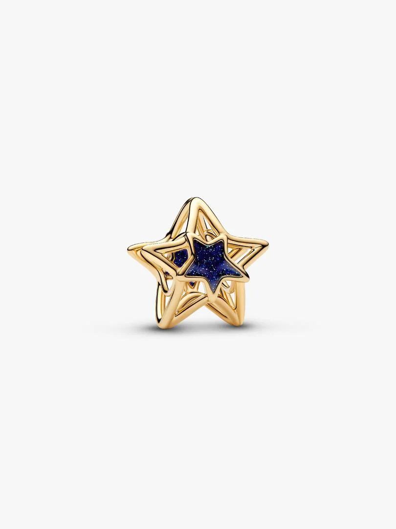 Laat een gouden ster je look bepalen. Glinsterend blauw emaille vult de kleinere ster in het midden van deze vergulde opengewerkte bedel.