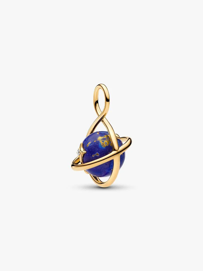 Een planeet in beweging. Het imitatielapis lazuli centrum draait binnen deze vergulde hangende bedel, met gouden details en een fonkelende ster.