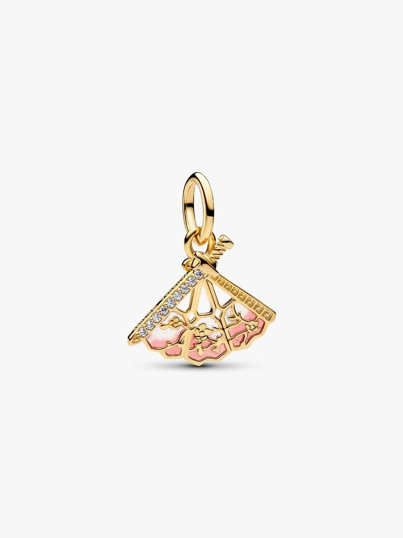 Open je hart voor het verhaal van Disney's Mulan. Roze plique-&agrave;-jour emaille brengt kleur in vergulde waaierhanger, afgewerkt met pav&eacute; zwaarddetail.