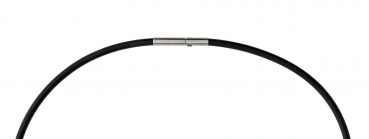 Die Halskette Kautschuk schwarz mit Clic-Verschluss und einer L&auml;nge von 45 cm (Modellnummer KS3.C.45) ist ein stilvolles Schmuckst&uuml;ck in der Kategorie NECKLACE. Tragen Sie die Halskette am besten zu einem schlichten Oberteil, um ihren modernen und minimalistischen Look zu betonen. Perfekt f&uuml;r den Alltag und besondere Anl&auml;sse.