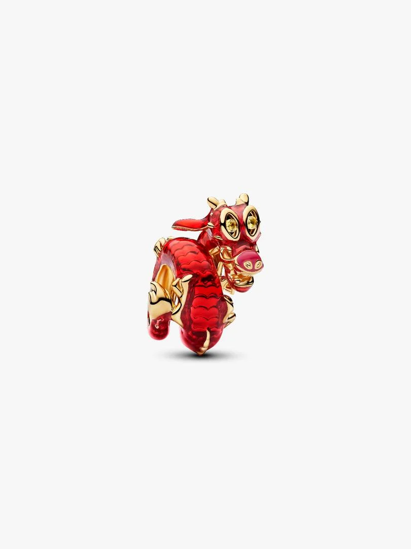 Een kleine draak met een grote persoonlijkheid. De gekrulde staart van Mushu uit Disney's Mulan maakt deel uit van het vergulde ontwerp, met rood emaille en gele kristallen ogen die hem tot leven brengen.