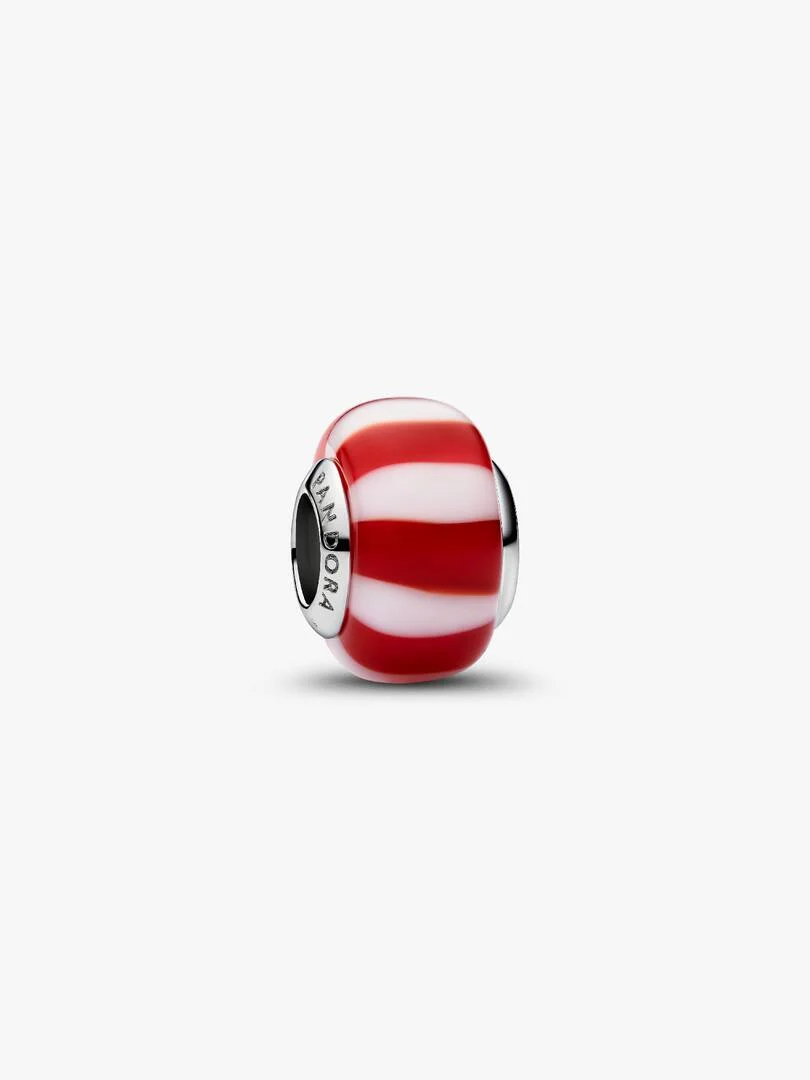 Rode en witte pepermuntstrepen maken van deze platina-vergulde muranoglass bedel een zoete toevoeging aan feestelijke styling.