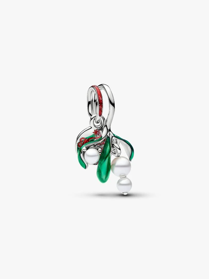 Feestelijke romantiek onder de maretak. Groene emaillen bladeren, witte parelachtige bessen en een tag met de tekst 'Mistletoe Kisses' geven deze dubbele hanger een feestelijk en flirterig gevoel.