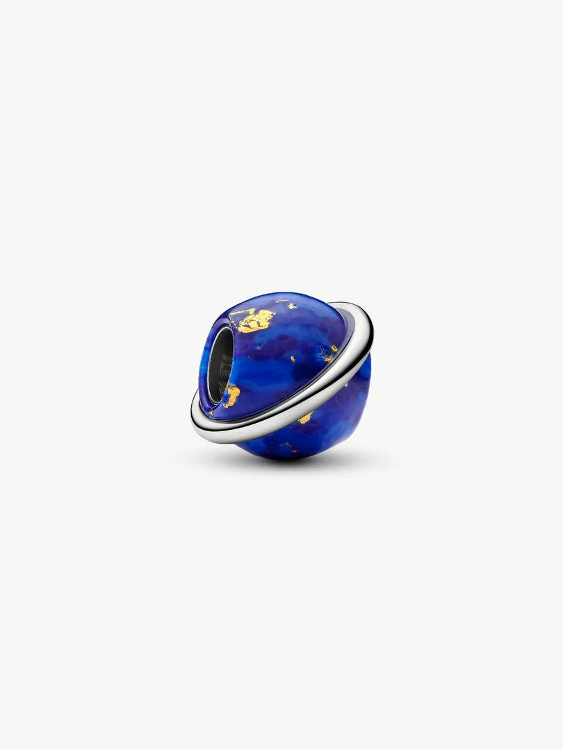 Buitenaards door design. De imitatie van lapis lazuli geeft deze met platina vergulde planeetbedel zijn diepblauwe kleur, terwijl een gladde draaiende ring de vorm afrondt.
