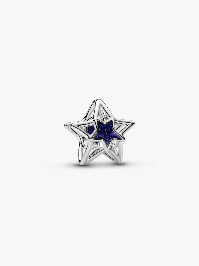 Een ster voor een nachtelijke styling. Glinsterend blauw emaille vult de kleinere ster in het midden van deze met platina vergulde opengewerkte bedel.