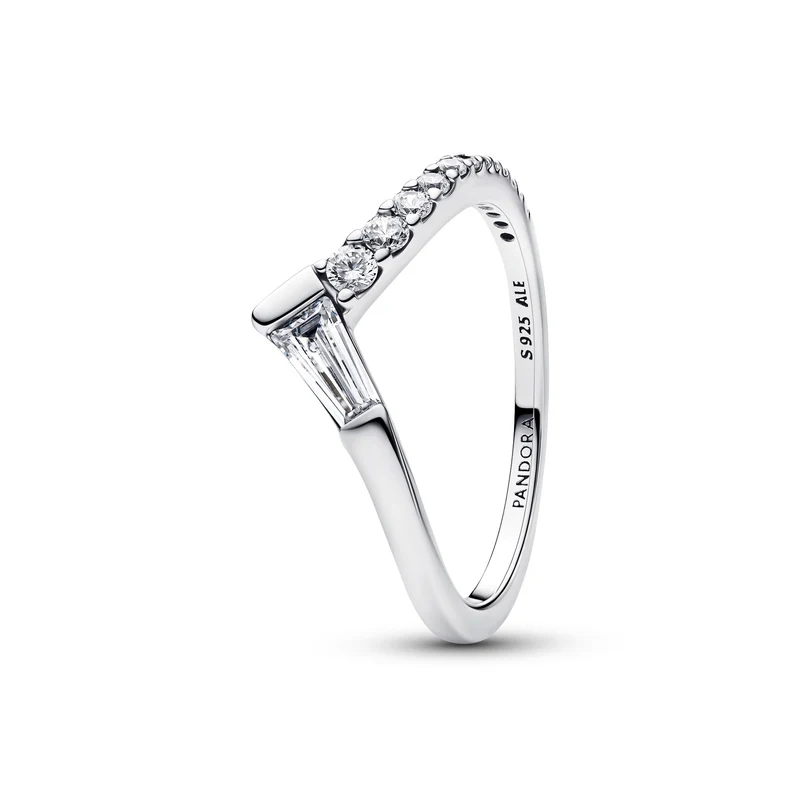 Een tiara-vorm die is teruggebracht tot de essentie, deze chevron-ring van sterlingzilver heeft een centraal geplaatste, taps toelopende baguette-geslepen steen, met een halve pav&eacute;-band voor subtiele schittering.