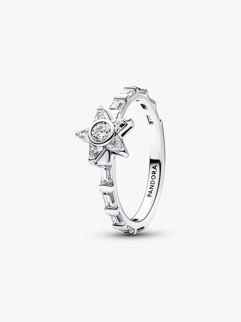 Straal als de helderste ster. Een verhoogde ster en baguette-geslepen heldere stenen vormen het middelpunt van deze ring van sterlingzilver.