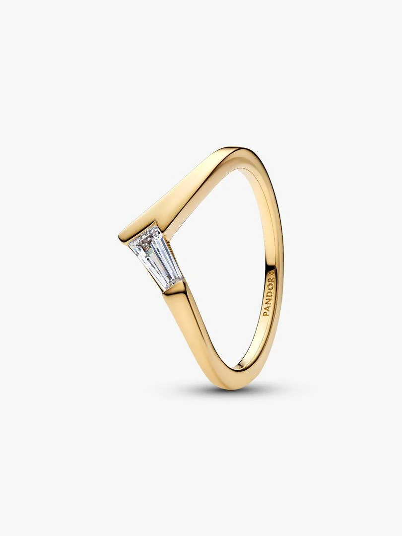 Een gouden tiaravorm met een strakke lijn. Deze vergulde wishbone-ring heeft een taps toelopende baguette-geslepen heldere steen in het midden.