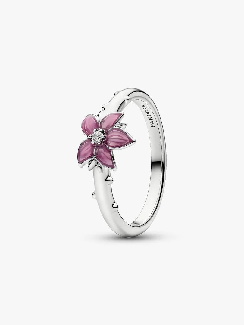 Bloei in je eigen tijd. Roze emaillen bloemblaadjes en een heldere steen in het midden brengen de bloem van Disney's Mulan tot leven in deze met platina vergulde ring.