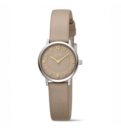 Das Produkt DAU Boccia Lederband in Braun, Modellnummer 3371-06, geh&ouml;rt zur Kategorie "WATCH" und ist ein "WRIST" Typ. Es &uuml;berzeugt mit einem hochwertigen Lederarmband, das Eleganz und Komfort vereint. Am besten tr&auml;gt man es locker am Handgelenk, um Stil und Bequemlichkeit zu gew&auml;hrleisten, ideal f&uuml;r den t&auml;glichen Gebrauch oder besondere Anl&auml;sse.
