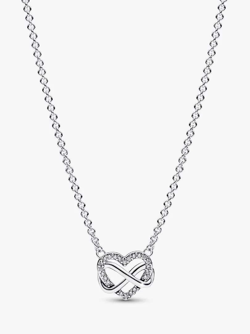 Vier je liefde tot in de oneindigheid en verder met deze Sprankelende Oneindigheid Hart Halsketting. Dit sieraad met een vast oneindigheidssymbool en harthanger symboliseert de kracht van onbreekbare banden en herinnert je aan de liefde die je deelt met hen die voor jou het belangrijkst zijn. Het opengewerkte hart is bezet met stenen langs de rand van het motief en een asymmetrisch oneindigheidssymbool dat om het hart draait. Het is verstelbaar op drie verschillende lengtes. Draag om je waardering voor een geliefde te tonen of geef cadeau aan iemand die je na aan het hart ligt.