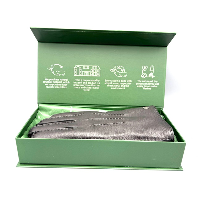 Warme handschoenen met alpaca wollen voering en hertenleer
Ervaar optimaal comfort en heerlijke warmte met deze hoogwaardige handschoenen met een zeer zachte voering van alpacawol en soepel, sterk hertenleer. De combinatie van natuurlijke materialen zorgt voor warme, comfortabele handschoenen die prettig aanvoelen en geschikt zijn voor dagelijks gebruik tijdens koude dagen.

Zeer zachte voering van alpacawol

De luxe voering van alpacawol voelt uitzonderlijk zacht aan en biedt uitstekende warmte-isolatie. Zo blijven je handen heerlijk warm, terwijl de zachte binnenkant zorgt voor een aangenaam en comfortabel gevoel. Ideaal voor wie warme handschoenen zoekt zonder in te leveren op draagcomfort.

Soepel en sterk hertenleer

De buitenzijde is gemaakt van hoogwaardig hertenleer. Dit leer staat bekend om zijn soepele structuur, natuurlijke zachtheid en sterke eigenschappen. Hierdoor sluiten de handschoenen comfortabel om de handen en bieden ze een prettige combinatie van bewegingsvrijheid, duurzaamheid en een luxe uitstraling.

Welke maat handschoenen heb je nodig?

Voor de juiste maat meet je de omtrek van je hand op het breedste gedeelte van de handpalm, zonder de duim mee te meten. Vergelijk de gemeten omtrek met onderstaande maattabel.


Handschoenmaat	Handomtrek
M	19&ndash;21 cm
L	21&ndash;23 cm
XL	23&ndash;25 cm
XXL	25&ndash;27 cm
Tip: Meet je hand met een flexibel meetlint. Zit je meting tussen twee maten in, houd dan rekening met de gewenste pasvorm en de ruimte die je prettig vindt in een warme handschoen.

De ideale combinatie van warmte en comfort

Kies voor handschoenen met een zachte alpacawollen voering en soepel hertenleer als je op zoek bent naar natuurlijke warmte, een luxe gevoel en optimaal draagcomfort. Een stijlvolle en praktische keuze voor koude winterdagen.