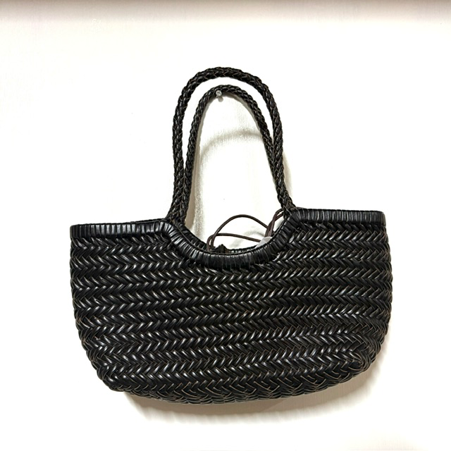 Gevlochten handtas uit Itali&euml; &ndash; handgemaakt en stijlvol

Ontdek deze prachtige fijn gevlochten handtas, met de hand gemaakt in Itali&euml;. Dankzij het verfijnde vlechtwerk en het compacte formaat is deze tas een stijlvolle accessoire die perfect past bij zowel een casual als een elegante outfit.

De tas is voorzien van een praktische binnentas met koordsluiting, zodat je jouw spullen netjes kunt opbergen. De twee ringen maken het mogelijk om de gevlochten schouderriem eenvoudig te bevestigen of af te nemen. Draag de tas over de schouder of kies voor een andere manier van dragen die bij jouw stijl past.

Een tijdloze, veelzijdige handtas met Italiaans vakmanschap en oog voor detail. Ideaal voor een dagje uit, een terrasje of een zomerse gelegenheid.

Details:

Fijn gevlochten handwerk uit Itali&euml;
Binnentas met koordsluiting
Twee ringen voor een afneembare, gevlochten schouderriem
Compact en stijlvol model
Afmetingen: hoogte 14 cm &times; breedte 22 cm &times; diepte 10 cm