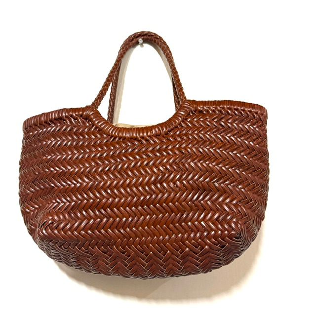 
Aanmelden
Gratis registreren
Je zei:
graag tekst met seo voor het volgende tas, fijn gevlochten handwerk Itali&euml;, binnentas met koord , twee ringen voor afneembare gevlochten schouderriem afmetingen hoogte 14cm x breed 22cm x diep 10cm
ChatGPT zei:
Schrijven


Gevlochten handtas uit Itali&euml; &ndash; handgemaakt en stijlvol

Ontdek deze prachtige fijn gevlochten handtas, met de hand gemaakt in Itali&euml;. Dankzij het verfijnde vlechtwerk en het compacte formaat is deze tas een stijlvolle accessoire die perfect past bij zowel een casual als een elegante outfit.

De tas is voorzien van een praktische binnentas met koordsluiting, zodat je jouw spullen netjes kunt opbergen. De twee ringen maken het mogelijk om de gevlochten schouderriem eenvoudig te bevestigen of af te nemen. Draag de tas over de schouder of kies voor een andere manier van dragen die bij jouw stijl past.

Een tijdloze, veelzijdige handtas met Italiaans vakmanschap en oog voor detail. Ideaal voor een dagje uit, een terrasje of een zomerse gelegenheid.

Details:

Fijn gevlochten handwerk uit Itali&euml;
Binnentas met koordsluiting
Twee ringen voor een afneembare, gevlochten schouderriem
Compact en stijlvol model
Afmetingen: hoogte 14 cm &times; breedte 22 cm &times; diepte 10 cm