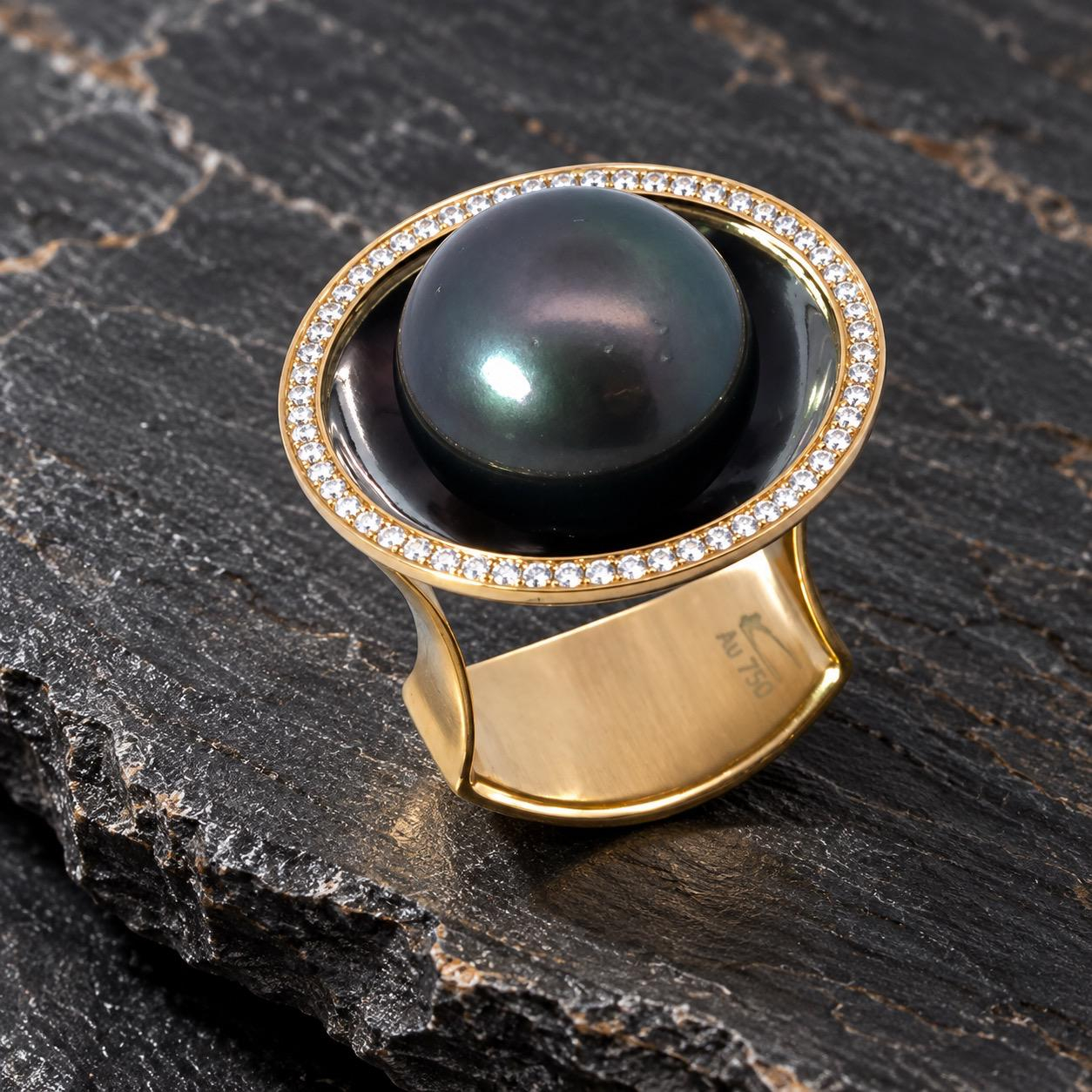 Ring Smartcurve &ndash; Tahitiperle mit 59 Brillanten

Au&szlig;ergew&ouml;hnliches Design trifft auf zeitlose Eleganz.

Der Ring Smartcurve in Au 750/ Pt 950 ist ein ausdrucksstarkes Schmuckst&uuml;ck, das durch seine au&szlig;ergew&ouml;hnliche Formensprache und edle Materialien begeistert.

Im Mittelpunkt steht eine faszinierende Tahitiperle, deren geheimnisvoller Schimmer in dunklen Grau-, Gr&uuml;n- und Anthrazitt&ouml;nen je nach Lichteinfall immer neue Facetten offenbart.

Eingebettet in eine elegante, dunkle Fassung wird die Perle von 59 funkelnden Brillanten umrahmt, die einen wundersch&ouml;nen Kontrast zu ihrer tiefen Farbgebung bilden.

Die sanft geschwungene, breite Ringschiene in warmem Goldton verleiht dem Design seinen unverwechselbaren Charakter. Die harmonische Verbindung aus klaren Linien, weichen Rundungen und kostbaren Details macht diesen Ring zu einem besonderen Blickfang.

Smartcurve &ndash; ein Ring voller Pers&ouml;nlichkeit, Eleganz und exklusiver Ausstrahlung. F&uuml;r Frauen, die das Au&szlig;ergew&ouml;hnliche lieben.