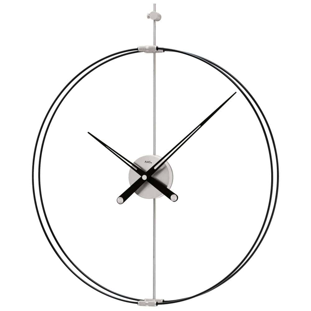 Grote ronde klok met metalen cirkels en een quartzwerk
