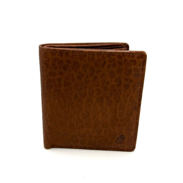 Kleine leren portemonnee van bisonleer met CardSafe-systeem
Op zoek naar een kleine, compacte portemonnee van echt bisonleer? Deze stijlvolle leren portemonnee combineert een stoere uitstraling met praktisch gebruiksgemak. Dankzij het compacte formaat neem je hem gemakkelijk mee in je broekzak of jaszak.

De portemonnee is voorzien van een handig CardSafe-systeem en biedt ruimte aan 5 creditcards. Zo heb je je belangrijkste pasjes altijd overzichtelijk bij de hand. Daarnaast beschikt deze portemonnee over een geheimvak, ideaal voor het discreet opbergen van een briefje of ander klein waardevol item.

Het robuuste bisonleer geeft de portemonnee een karaktervolle uitstraling. De natuurlijke structuur van het leer zorgt voor een stoere, tijdloze look.

Kenmerken van de portemonnee

Materiaal: stoer bisonleer
CardSafe-systeem: ruimte voor 5 creditcards
Geheimvak: extra ruimte voor kleine waardevolle spullen
Afmetingen: 10 cm hoog &times; 9 cm breed &times; 1 cm diep
Formaat: compact en gemakkelijk mee te nemen
Stijl: robuust, tijdloos en praktisch
Compact, praktisch en stijlvol

Deze kleine leren portemonnee is ideaal voor wie graag licht en georganiseerd op pad gaat. Met ruimte voor je belangrijkste pasjes, een handig geheimvak en de karakteristieke uitstraling van bisonleer is dit een praktische portemonnee voor dagelijks gebruik. Door de geringe diepte van slechts 1 cm past hij gemakkelijk in een broekzak of jaszak.
