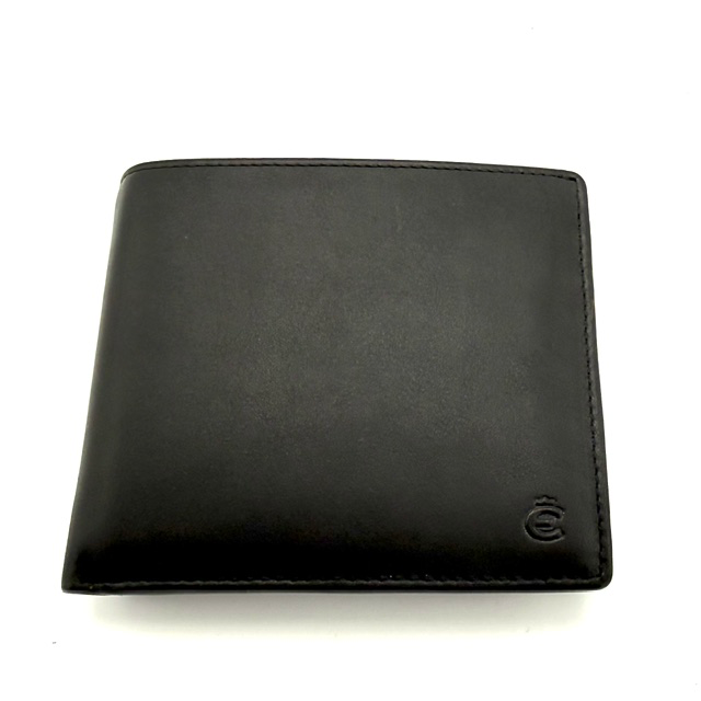 Billfold Logo met rits &ndash; zwart zacht leer

Deze stijlvolle billfold combineert een tijdloze uitstraling met praktisch gebruiksgemak. De portemonnee is gemaakt van zacht zwart leer en heeft een handige ritssluiting voor het veilig opbergen van je geld en andere kleine benodigdheden.

Met ruimte voor 8 kaarten en voorzien van een RAID- en Cardsafe-systeem biedt deze portemonnee extra bescherming voor je pasjes. Het compacte model is ideaal voor dagelijks gebruik.

Kenmerken

Model: billfold met rits
Uitvoering: Logo
Materiaal: zacht leer
Kleur: zwart
Ruimte voor 8 kaarten
RAID-systeem
Cardsafe-systeem voor extra bescherming van contactloze pasjes
Praktische ritssluiting
Afmetingen: 10 cm hoog &times; 12 cm breed &times; 2 cm diep.

Een compacte en elegante portemonnee waarin comfort, functionaliteit en bescherming samenkomen.