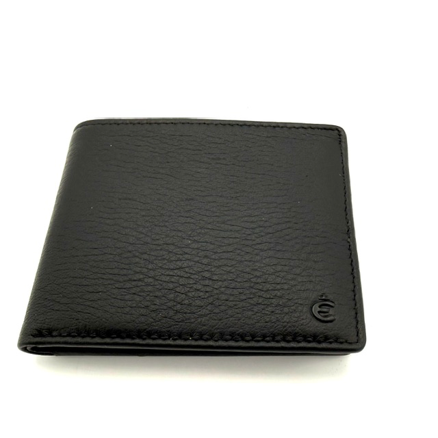 Billfold van deer &ndash; stijlvol en praktisch

Deze elegante billfold is gemaakt van deer-leer, dat bekendstaat om zijn zachte en soepele karakter. De portemonnee combineert een luxe uitstraling met praktische opbergruimte en moderne bescherming voor je pasjes.

Met plaats voor 8 kaarten en voorzien van RFID-protectie en het Cardsafe-systeem zijn je pasjes extra beschermd tegen ongewenst uitlezen.

Kenmerken

Materiaal: deer-leer
Ruimte voor 8 kaarten
RFID-protectie
Cardsafe-systeem voor extra bescherming van pasjes
Zacht en soepel leer
Praktisch en stijlvol ontwerp
Afmetingen: 10 cm hoog &times; 22 cm breed &times; 1 cm diep.

Een stijlvolle billfold voor wie houdt van soepel leer, een slank ontwerp en een veilige manier om pasjes mee te nemen.