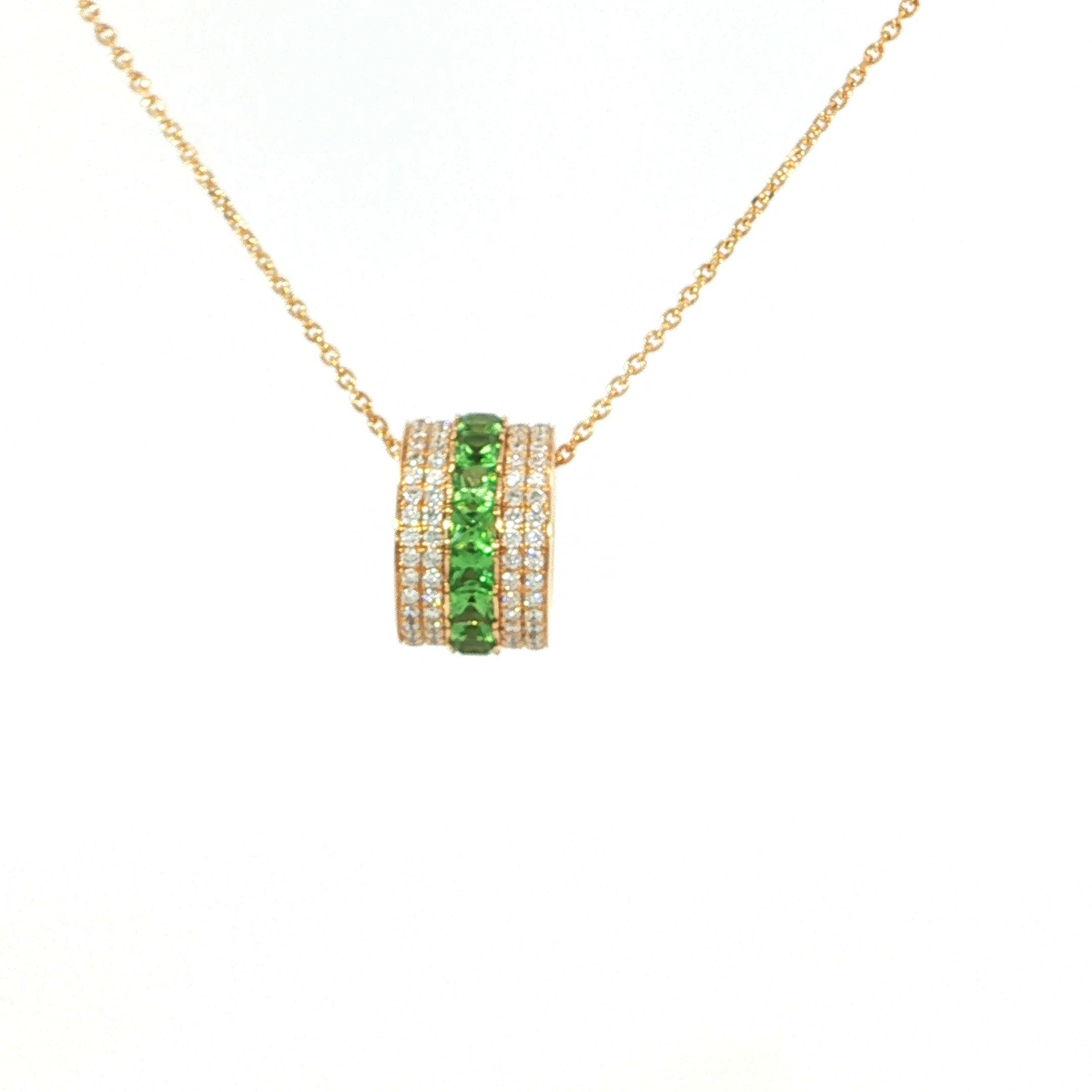 Een vleugje kleur, een zee van schittering! Deze verfijnde halsketting in 18 karaat ros&eacute;goud betovert met een stijlvolle, cilindervormige hanger waarin de levendige frisgroene tinten van peridot prachtig contrasteren met fonkelende witte diamanten. De warme gloed van het ros&eacute;goud geeft dit bijzondere juweel een zachte, vrouwelijke uitstraling, terwijl het sprankelende kleurenspel zorgt voor een speelse en eigentijdse toets &ndash; een onweerstaanbare combinatie voor wie graag elegantie met een vleugje originaliteit draagt.