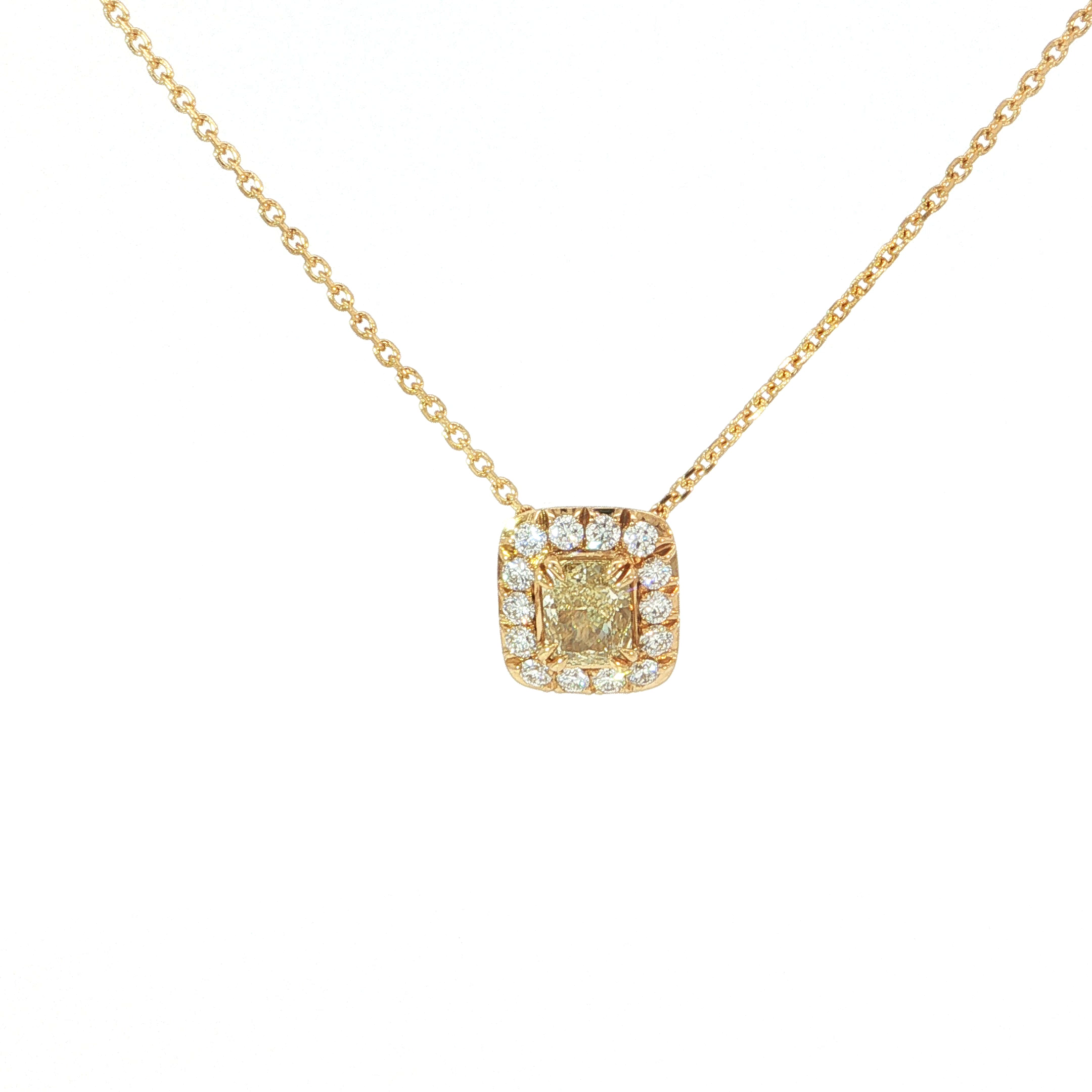 Zacht, zonnig en onweerstaanbaar chic: deze halsketting in 18 karaat geelgoud zet een prachtige Fancy gele diamant in de hoofdrol. De centrale steen wordt omlijst door een verfijnde entourage van witte diamanten, waardoor de warme gloed van de fancy diamant nog sterker tot leven komt. Het vierkante ontwerp met afgeronde hoeken geeft het juweel een elegante, moderne uitstraling met een subtiel vintage gevoel.  

Deze ketting is perfect voor wie houdt van exclusiviteit en net dat tikkeltje extra verfijning. Dankzij het harmonieuze samenspel van geelgoud, witte diamanten en de bijzondere kleursteen straalt dit juweel pure finesse uit. Mooi als luxueus geschenk, maar minstens even verleidelijk om gewoon voor uzelf te kiezen. Een uitzonderlijke halsketting die meteen de aandacht trekt en moeiteloos klasse toevoegt aan elke look.