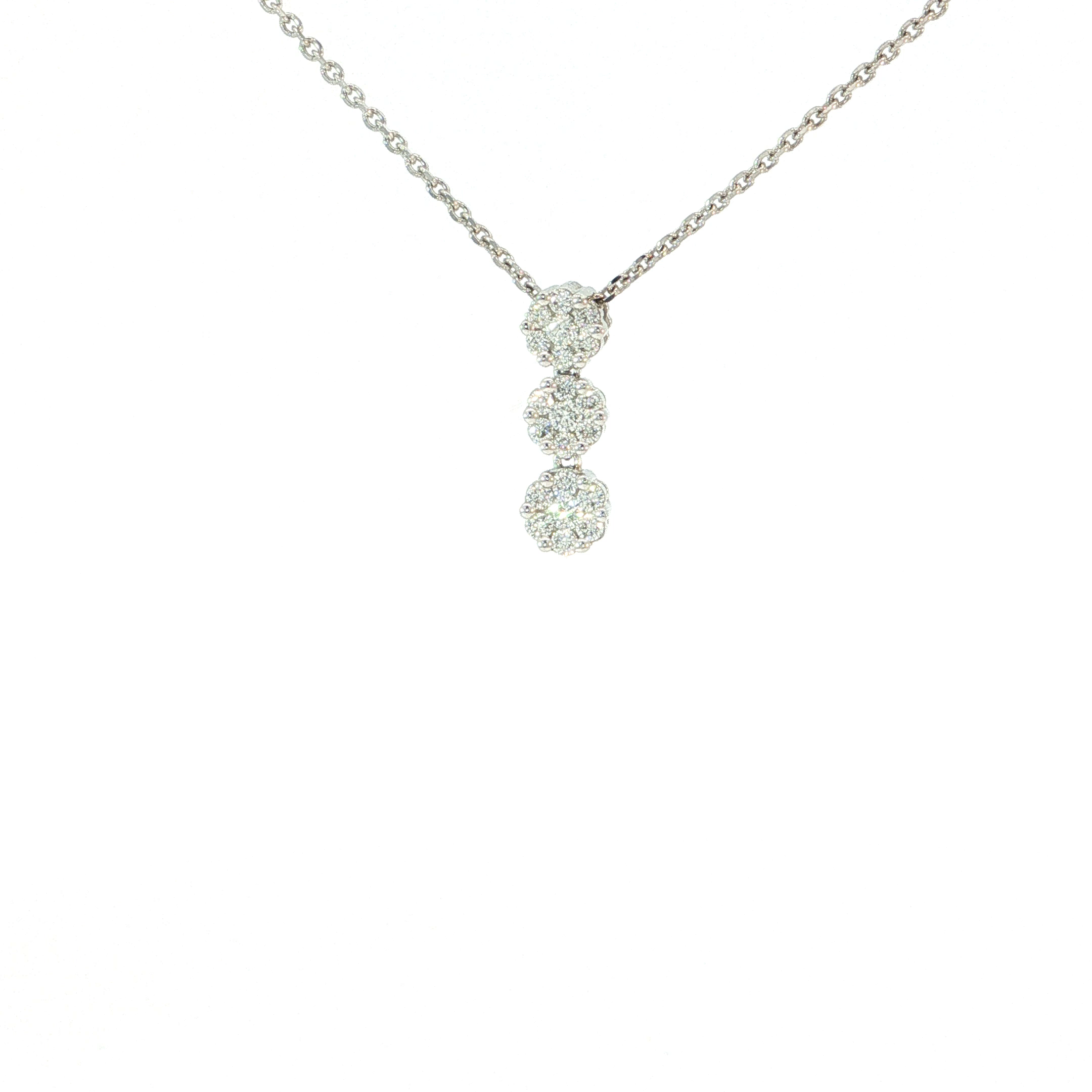 Deze verfijnde halsketting van het Italiaanse juwelenhuis Giorgio Visconti belichaamt pure elegantie en uitzonderlijk vakmanschap. Vervaardigd uit 18 karaat witgoud, schittert de sierlijke hanger met drie onder elkaar geplaatste bloemvormige diamantclusters, die samen een betoverend spel van licht en schittering cre&euml;ren. Een romantisch en bijzonder vrouwelijk juweel waarin Italiaanse passie en tijdloze luxe samenkomen &ndash; een schitterende blikvanger voor elke bijzondere gelegenheid.