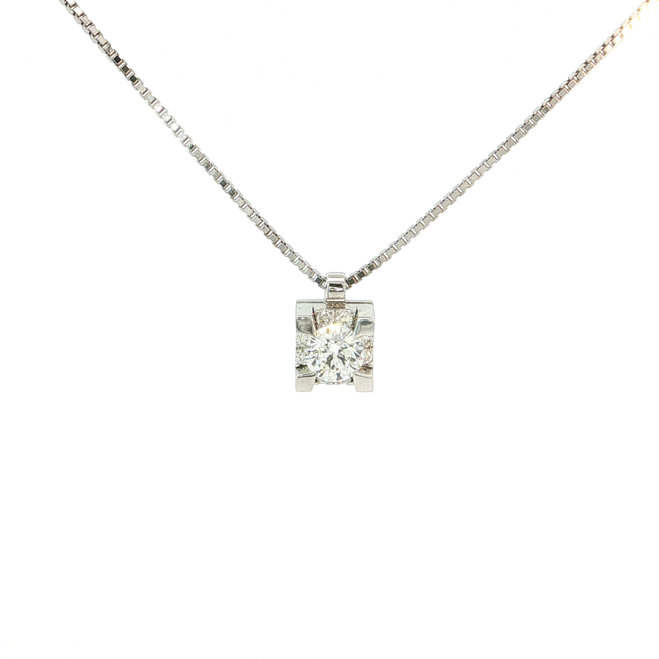 Soms heeft &eacute;&eacute;n diamant alles in zich om een juweel onvergetelijk te maken.
Deze stijlvolle halsketting in 18 karaat witgoud laat een schitterend geslepen briljant volledig tot zijn recht komen in een bijzondere, geometrische hanger. De strakke, gepolijste lijnen vormen een modern kader rond de diamant en cre&euml;ren een fascinerend contrast tussen krachtige vormgeving en verfijnde schittering. Dankzij de open zijkanten kan het licht de diamant vanuit verschillende hoeken bereiken, wat zijn schittering extra benadrukt.

De fijne Venetiaanse schakelketting sluit perfect aan bij het eigentijdse karakter van de hanger. Een juweel voor de vrouw die houdt van ingetogen luxe, maar toch graag haar eigen stijl laat spreken. Minimalistisch in ontwerp, groots in uitstraling &ndash; een diamanten halsketting die vandaag betovert en over vele jaren nog even bijzonder blijft.