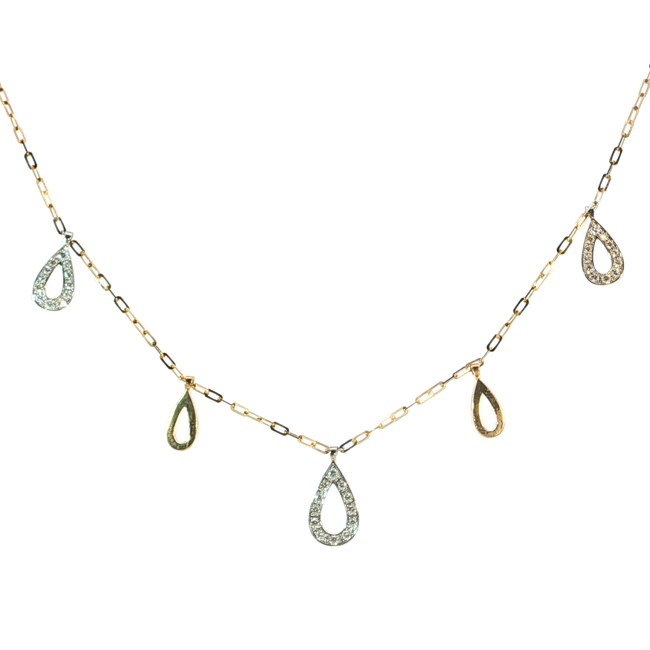 Een speelse dans van goud en diamanten die meteen weet te verleiden! Deze bijzondere halsketting combineert de warme uitstraling van 18 karaat geelgoud met verfijnde accenten in witgoud. Vijf sierlijke, opengewerkte druppelvormige hangertjes geven het juweel een luchtig en vrouwelijk karakter. Sommige druppels schitteren met fonkelende diamanten, terwijl de glad gepolijste geelgouden exemplaren zorgen voor een prachtig contrast.

De fijne schakelketting en de subtiel bewegende hangertjes cre&euml;ren bij iedere beweging een elegant spel van licht en schittering. De iets grotere centrale druppel trekt op een natuurlijke manier de aandacht en geeft het ontwerp een mooi evenwicht. Een heerlijk veelzijdig juweel, dat zowel bij een zomerse outfit als bij een elegante avondjurk volledig tot zijn recht komt. Voor de vrouw die houdt van een tikkeltje speelsheid, zonder aan klasse en verfijning in te boeten.
