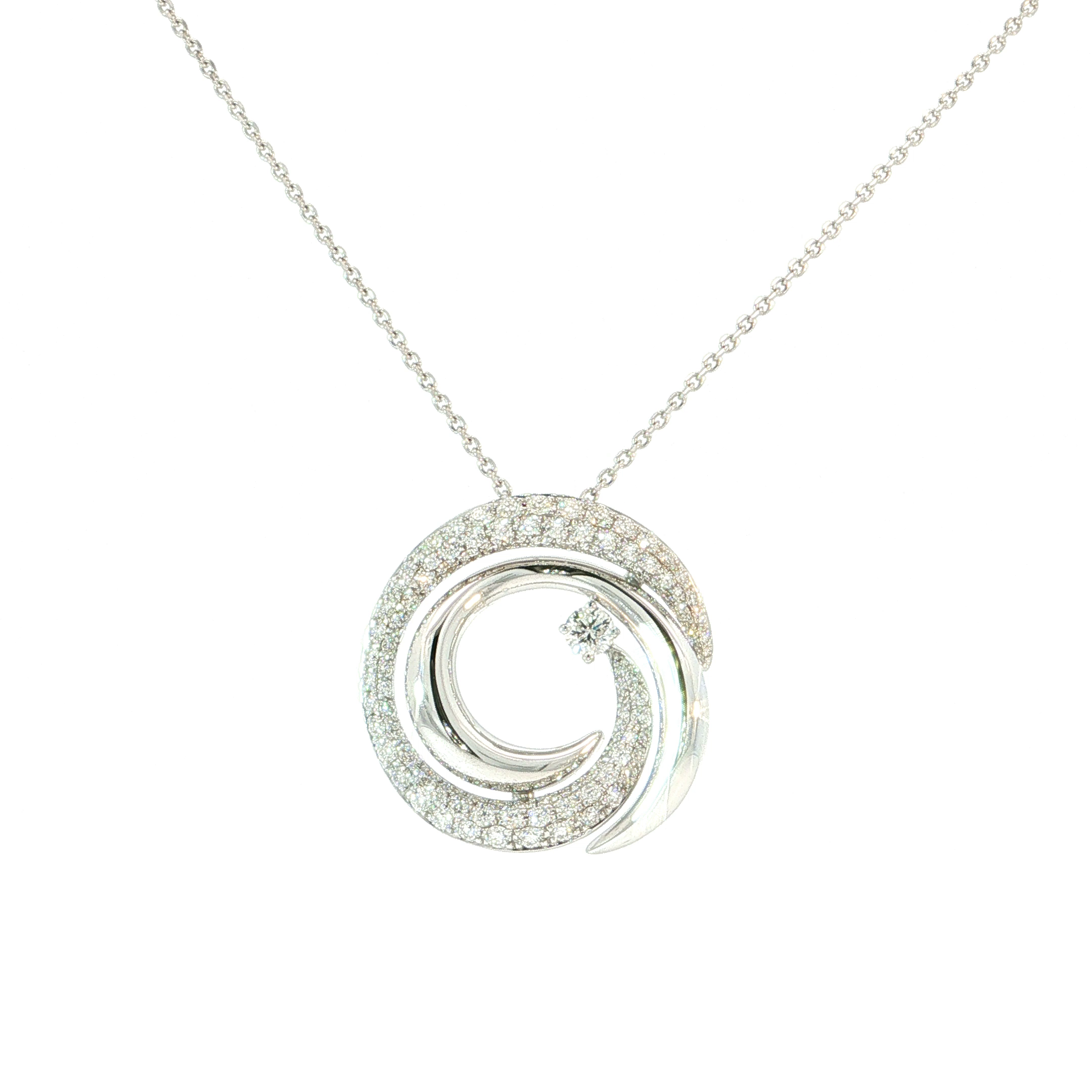 Een juweel dat de kunst van verfijning naar een hoger niveau tilt. Deze prachtige halsketting in 18 karaat witgoud onderscheidt zich door haar bijzondere, cirkelvormige ontwerp waarin vloeiende lijnen en schitterende diamanten elkaar harmonieus ontmoeten. De sierlijk gedraaide vormen symboliseren verbondenheid en oneindigheid, terwijl de zorgvuldig bezette diamanten een betoverend lichtspel cre&euml;ren. Een schitterende solitaire briljant, subtiel verwerkt in het opengewerkte midden, geeft het ontwerp een extra vleugje exclusiviteit.

Het contrast tussen de spiegelgladde witgouden oppervlakken en de fonkelende diamantzettingen zorgt voor een uitzonderlijk elegante uitstraling. Dankzij de fijne ketting komt de hanger prachtig tot zijn recht op de huid. Een verfijnde creatie met een uitgesproken luxueus karakter, ontworpen voor vrouwen die houden van bijzondere juwelen met persoonlijkheid. Een sieraad om te koesteren, te bewonderen en met trots te dragen.