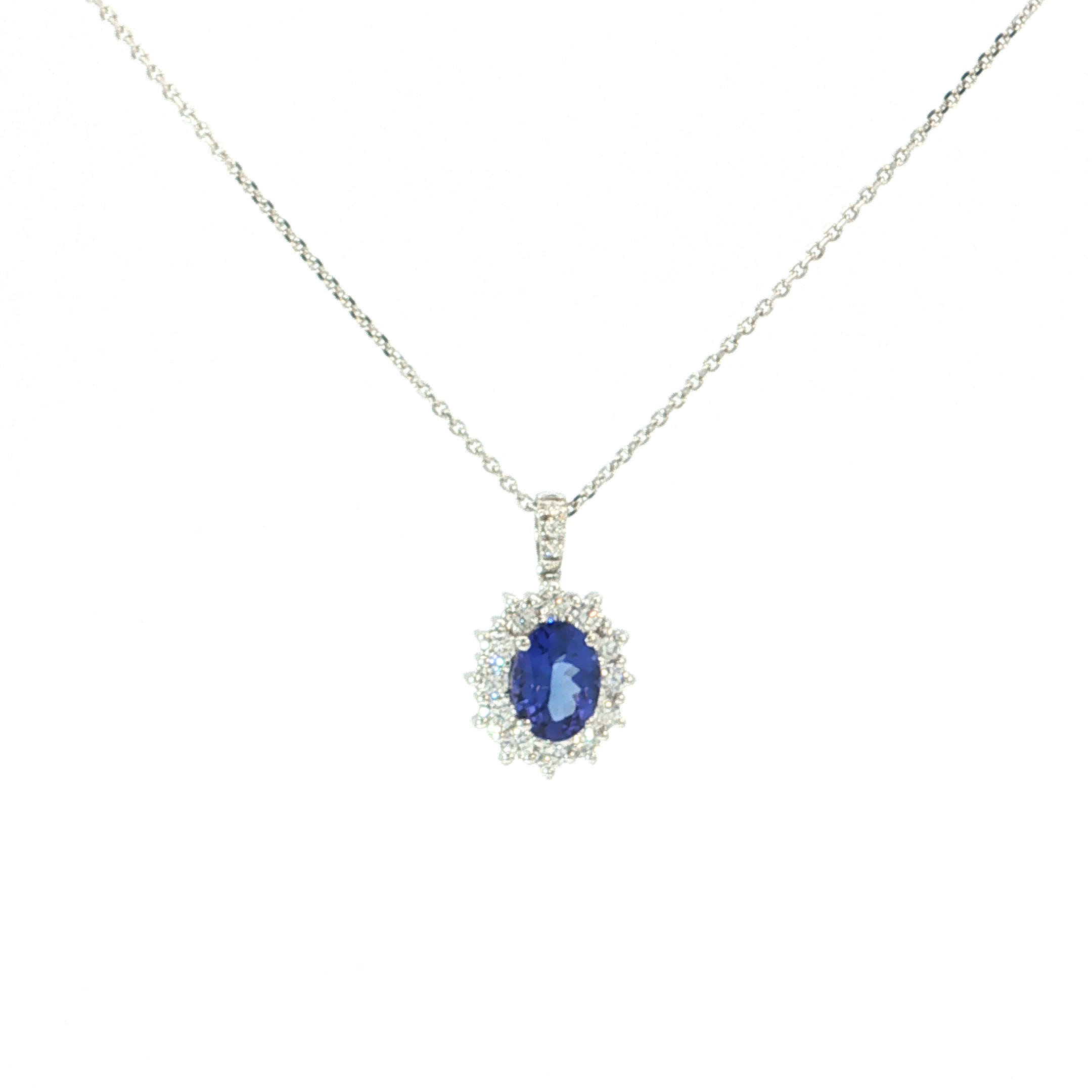Laat u betoveren door de intense blauwviolette schittering van deze prachtige tanzaniet, het stralende middelpunt van een exclusieve halsketting in 18 karaat witgoud. De ovaal geslepen edelsteen wordt omringd door een fonkelende entourage van diamanten, die zijn bijzondere kleurenpracht nog sterker benadrukken. Ook het verfijnde hangeroog is bezet met diamanten, wat het juweel een extra luxueuze uitstraling geeft. Tanzaniet, een zeldzame edelsteen die uitsluitend in Tanzania wordt gevonden, maakt deze creatie des te bijzonder. 

Een betoverend juweel vol klasse en vrouwelijke elegantie, voor wie houdt van exclusieve schoonheid.