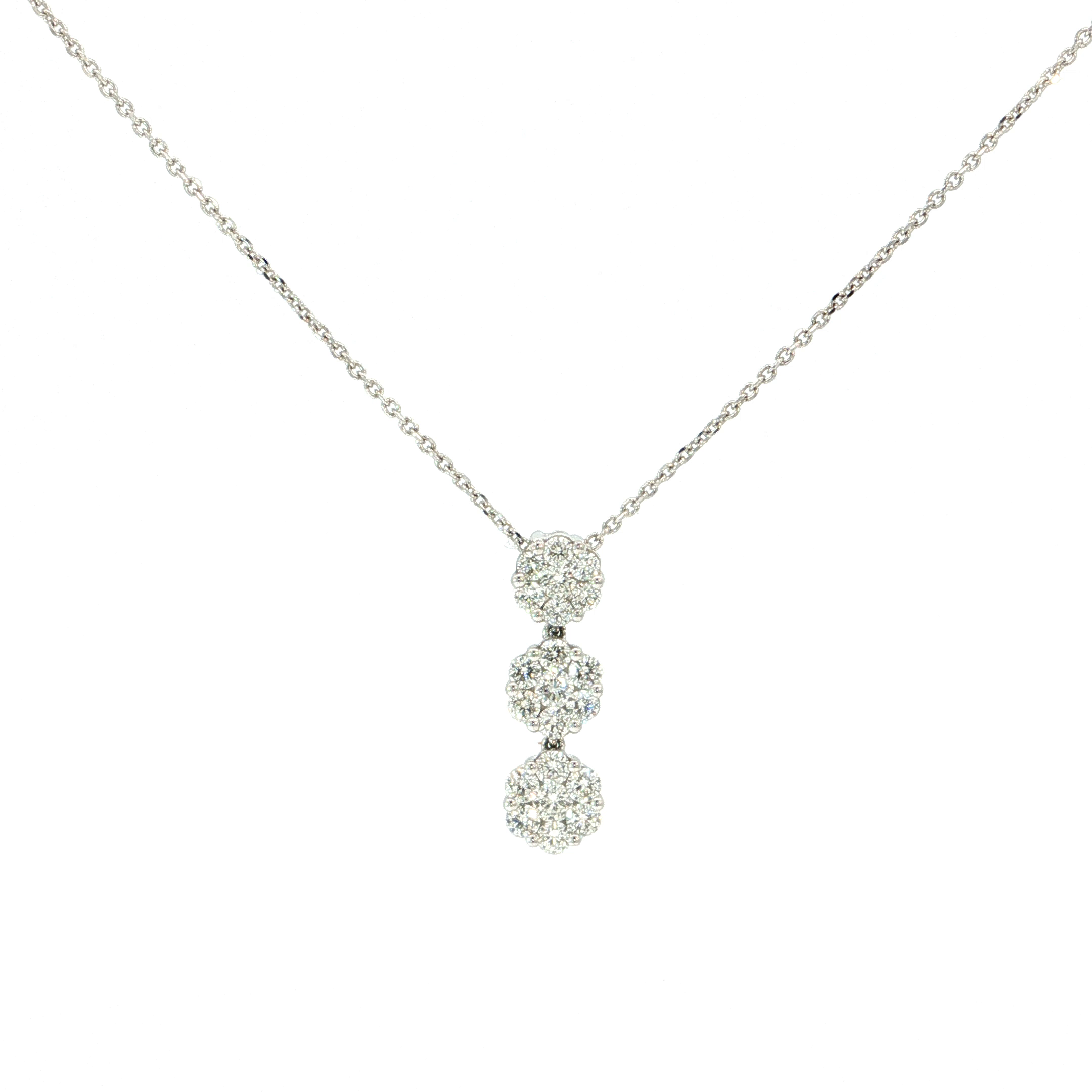 De charme van Italiaanse juweelkunst komt prachtig tot uiting in deze elegante halsketting van 18 karaat witgoud. Drie sierlijk onder elkaar geplaatste diamantclusters vormen samen een verfijnde hanger, waarin iedere diamant zorgvuldig is gezet om het licht op schitterende wijze te vangen. De bloemvormige zettingen geven het ontwerp een zachte, romantische uitstraling, terwijl de subtiele beweging tussen de elementen voor een levendig spel van schittering zorgt. De fijne witgouden ketting benadrukt het delicate karakter van deze creatie. 

Een prachtig staaltje Italiaanse finesse, waarin vakmanschap, vrouwelijkheid en een vleugje romantiek samenkomen.