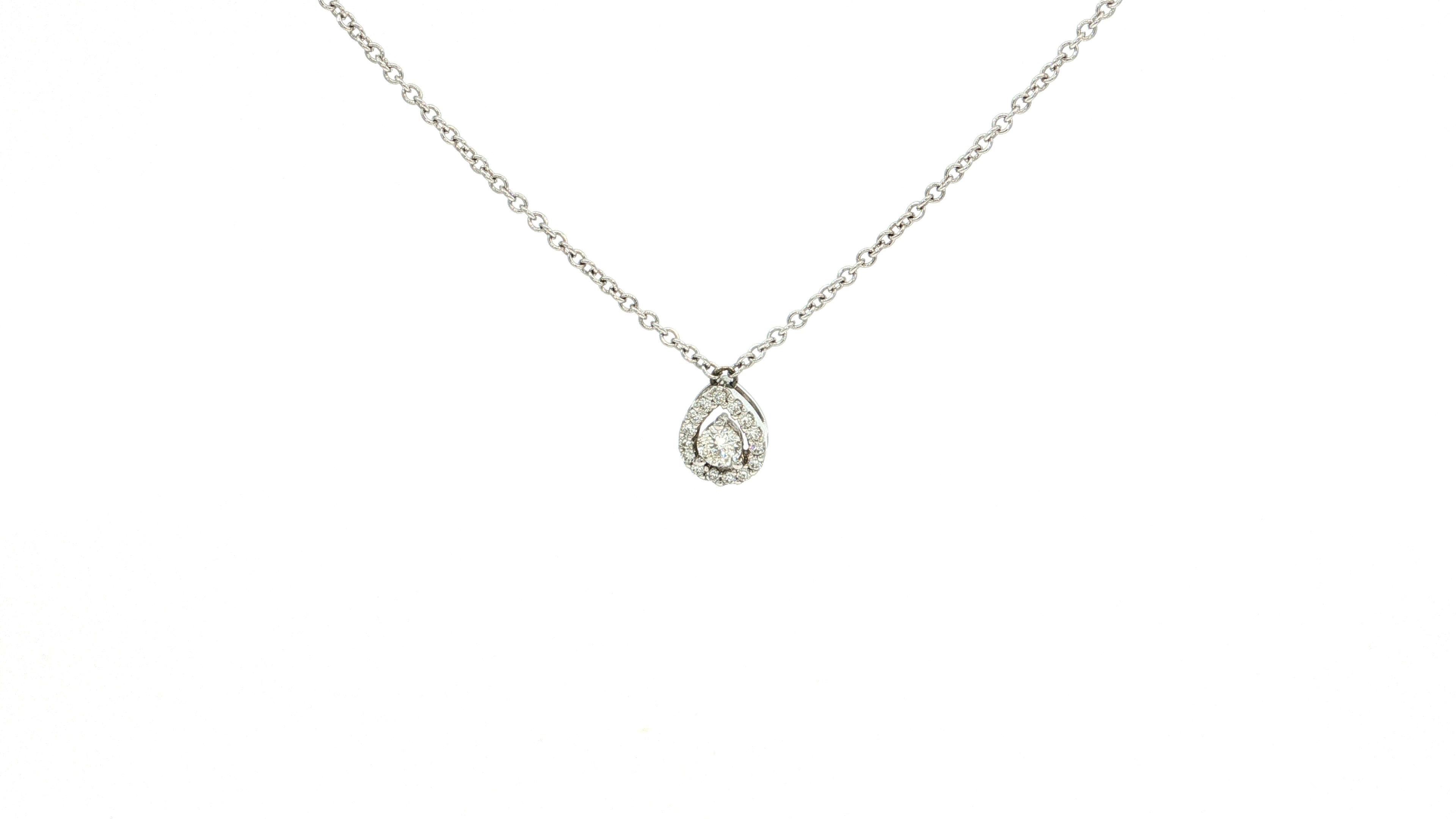 Een subtiel vleugje romantiek, gevangen in een schitterend juweel! Deze charmante halsketting uit de Salina-collectie van het Belgische juwelenhuis One More is vervaardigd uit 18 karaat witgoud en betovert met haar sierlijke druppelvorm. Een fonkelende centrale diamant wordt liefdevol omarmd door twee verfijnde, opengewerkte contouren, rijkelijk bezet met kleine diamanten. Het speelse lijnenspel geeft de hanger een delicate uitstraling, terwijl de diamanten zorgen voor een sprankelend accent. Een heerlijk vrouwelijk juweel dat zich moeiteloos laat combineren met iedere outfit. 

Een klein stukje Belgische juweelkunst om elke dag opnieuw verliefd op te worden.
