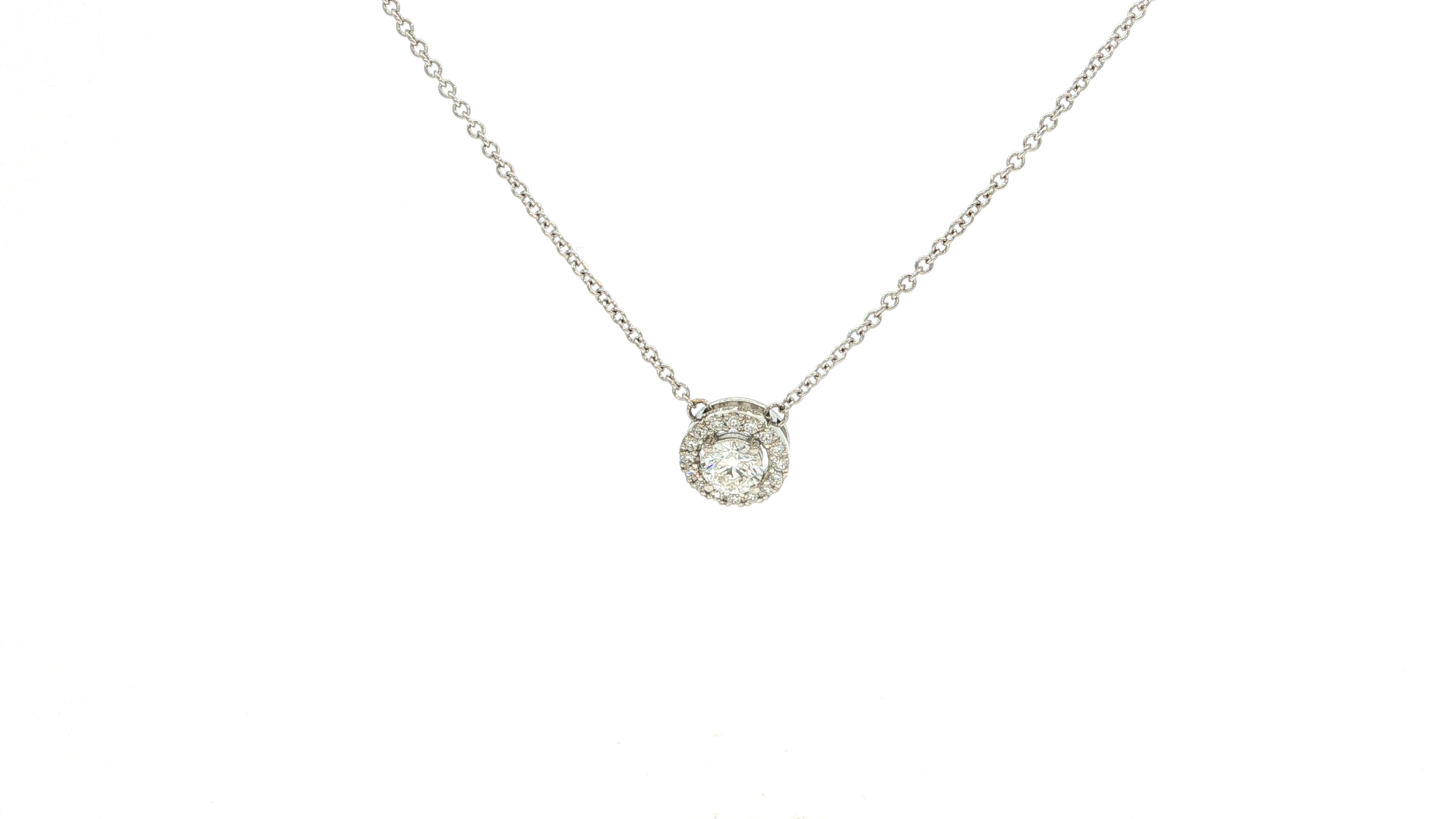 De Belgische juwelencreaties van One More staan bekend om hun verfijnde ontwerpen en subtiele luxe. Deze elegante halsketting uit de Salina-collectie, vervaardigd in 18 karaat witgoud, straalt een bijzondere vrouwelijkheid uit. Centraal schittert een prachtige diamant, omringd door een fijne cirkel van kleinere diamanten die samen een betoverend lichtspel cre&euml;ren. Het ronde, licht opengewerkte ontwerp geeft de hanger een moderne en luchtige uitstraling, terwijl de fijne witgouden ketting het geheel stijlvol vervolledigt. Een juweel dat moeiteloos past bij iedere gelegenheid, van een stijlvolle dagelijkse outfit tot een feestelijk avondmoment.

Belgische elegantie op haar mooist, voor vrouwen die houden van ingetogen luxe met een schitterend accent.