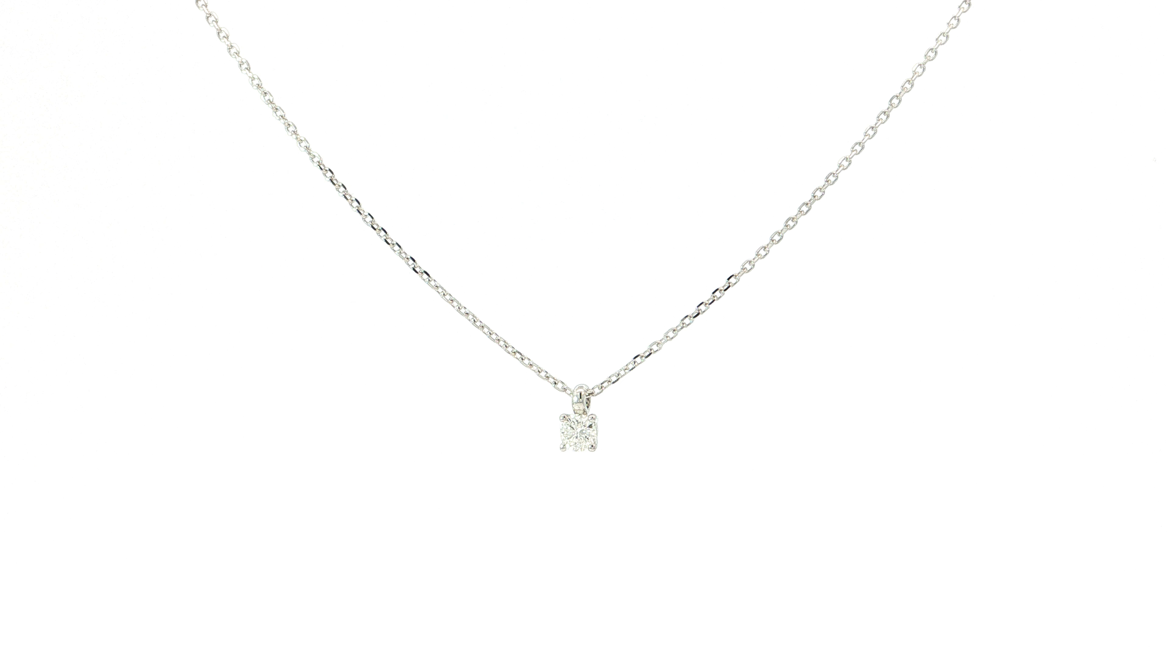 Soms is &eacute;&eacute;n diamant voldoende om alle harten te veroveren. Deze delicate halsketting in 18 karaat witgoud schittert met een prachtige briljant geslepen diamant van 0,17 karaat, elegant gevat in een klassieke viergriffenzetting. De fijne witgouden ketting laat de diamant subtiel op de huid rusten, waar hij bij iedere beweging het licht op betoverende wijze vangt. Het minimalistische ontwerp straalt een natuurlijke schoonheid uit en maakt dit juweel bijzonder veelzijdig. Een romantisch geschenk voor een verjaardag, jubileum of een ander onvergetelijk moment. 

Een klein stukje luxe met een grote emotionele waarde, om iedere dag opnieuw van te genieten.
