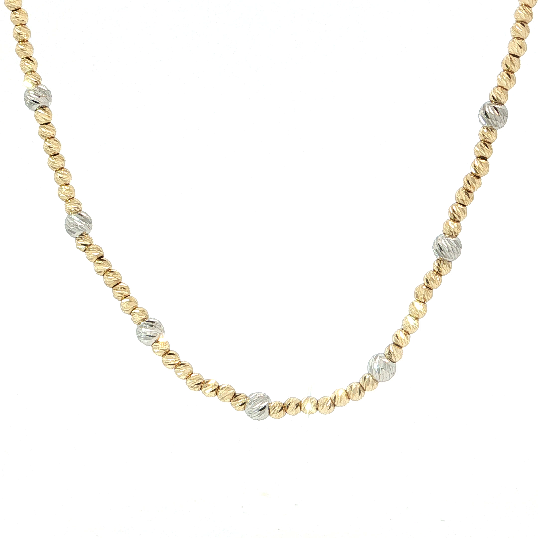 Een speels samenspel van goudtinten en schitterende details! Dit bijzondere collier in geel- en witgoud charmeert met een elegante opeenvolging van fijn bewerkte gouden bolletjes, afgewisseld met grotere witgouden accenten. De subtiele diamantgeslepen afwerking zorgt ervoor dat ieder bolletje het licht op een verrassende manier weerkaatst, waardoor het juweel bij elke beweging prachtig fonkelt.

Het warme geelgoud en de frisse uitstraling van het witgoud vormen samen een harmonieus en bijzonder stijlvol geheel. De afwisseling in grootte en kleur geeft het collier een levendig karakter, zonder zijn verfijnde elegantie te verliezen. Een juweel met een speelse persoonlijkheid, dat zowel afzonderlijk gedragen als gecombineerd met andere gouden sieraden een prachtige indruk maakt.