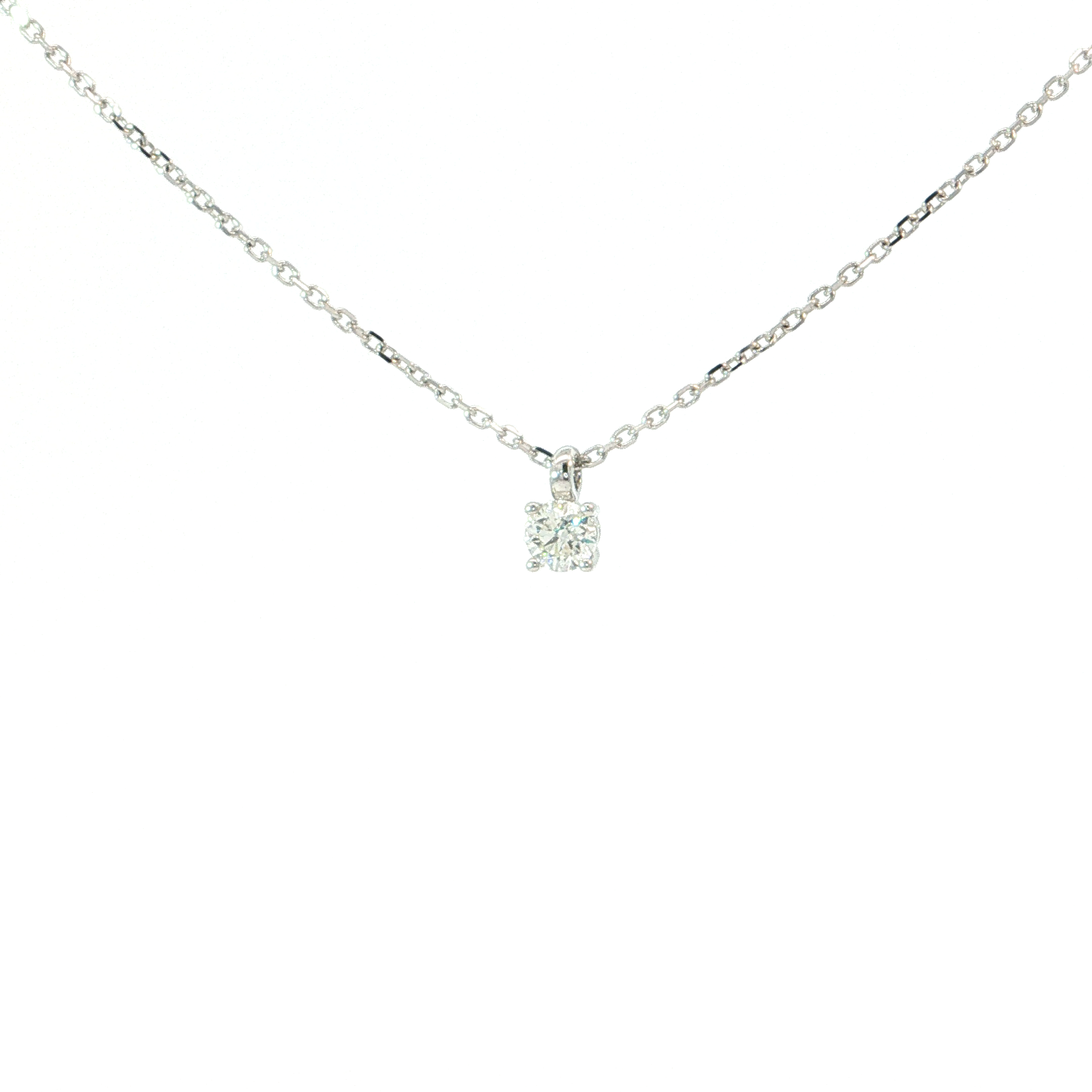 Sommige juwelen hebben geen uitbundig ontwerp nodig om indruk te maken. Deze elegante halsketting in 18 karaat witgoud laat een schitterende, briljant geslepen diamant volledig voor zichzelf spreken. De klassieke viergriffenzetting geeft de diamant alle ruimte om het licht te vangen en zijn natuurlijke schittering te onthullen. Het fijne kettinkje benadrukt de delicate uitstraling en laat de diamant prachtig op de huid rusten. Een bijzonder veelzijdig juweel dat even mooi schittert bij een casual outfit als bij een feestelijke gelegenheid. 

Een schitterend symbool van liefde en verbondenheid, ideaal om een dierbaar moment voor altijd te koesteren.