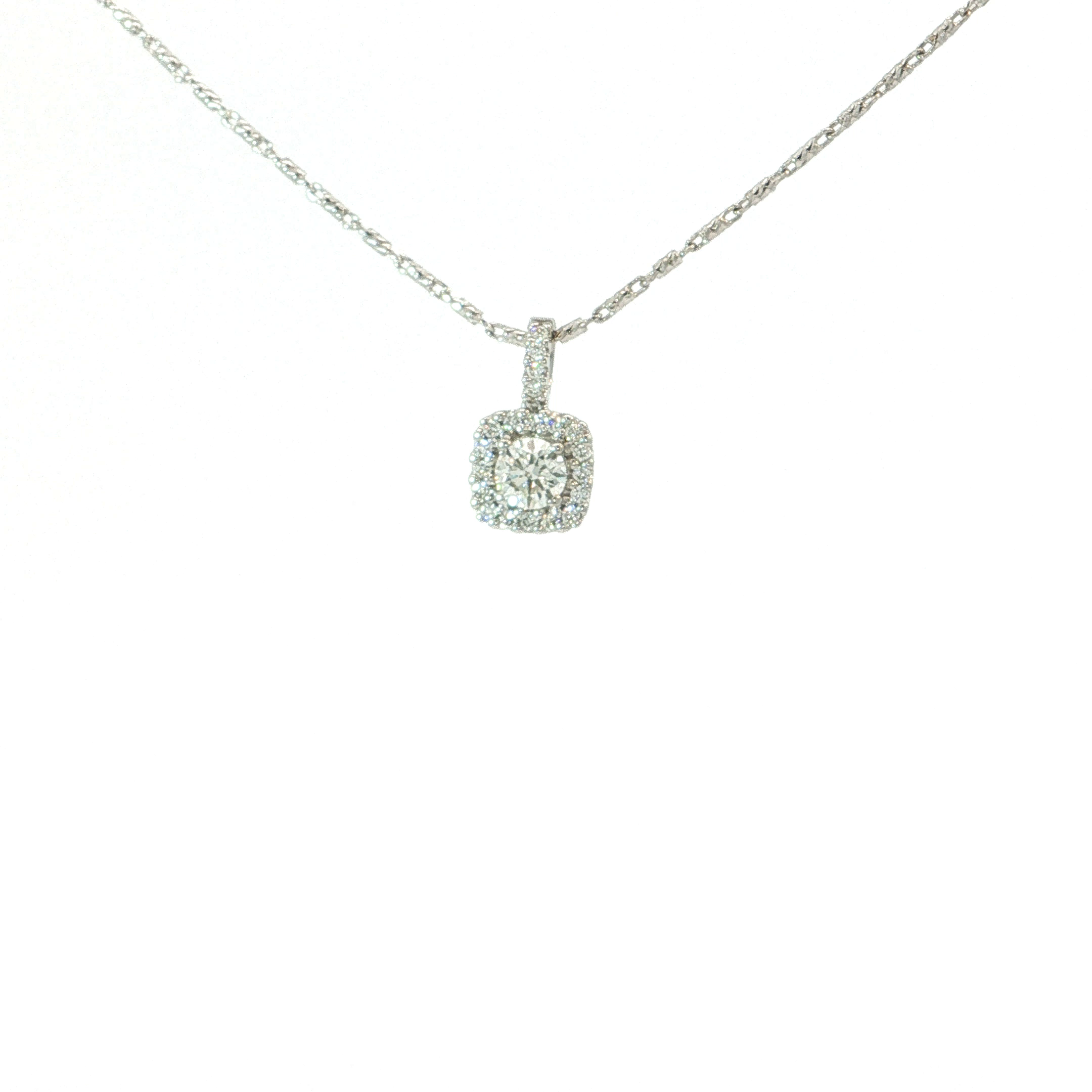 Deze verfijnde hanger in 18 karaat witgoud straalt pure klasse uit dankzij haar elegante, vierkante entouragevorm met afgeronde hoeken. Centraal schittert een prachtige diamant van 0,32 karaat, omringd door een fonkelende rand van kleinere diamanten die het licht extra mooi versterken. Ook het hangeroog is subtiel bezet, wat het geheel een luxueuze en harmonieuze uitstraling geeft. Het ontwerp is stijlvol, vrouwelijk en tijdloos, perfect voor wie houdt van een juweel met net dat beetje extra schittering. 

Een elegante diamanten hanger die moeiteloos verfijning en allure samenbrengt.