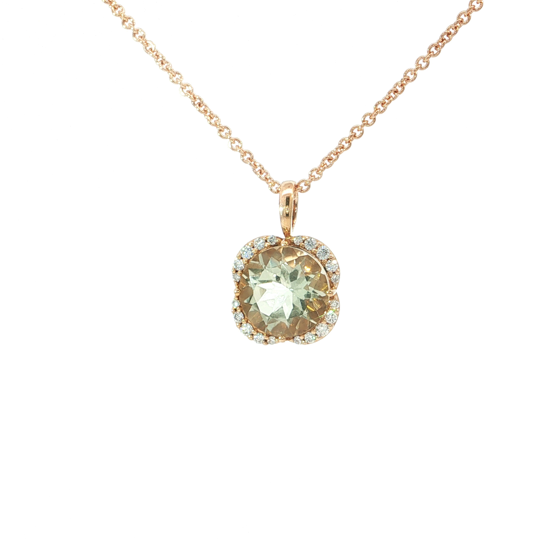 Deze verfijnde hanger in 18 karaat ros&eacute;goud straalt zachtheid en verfijning uit. Centraal schittert een prachtige zachte groene amethist - ook wel prasioliet genoemd - , omringd door een fijne rand van fonkelende diamanten die het juweel extra laten sprankelen. De warme gloed van het ros&eacute;goud vormt een harmonieus samenspel met de frisse, subtiele groentint van de steen. Een elegante en vrouwelijke creatie met een romantische, luxueuze uitstraling.