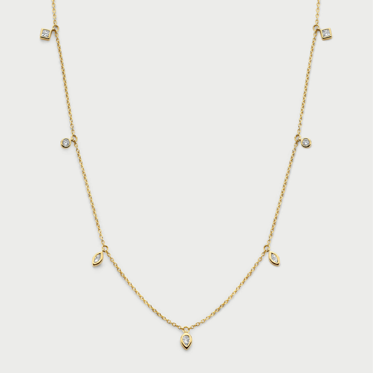 De 14kt Geelgouden Halsketting met Labo Diamant, modelnummer MMC001$, is een elegante ketting gemaakt van goud van 14 karaat. De ketting is 450 mm lang en kan ook korter gedragen worden op 40cm. Combineer met andere gouden sieraden voor een complete look.