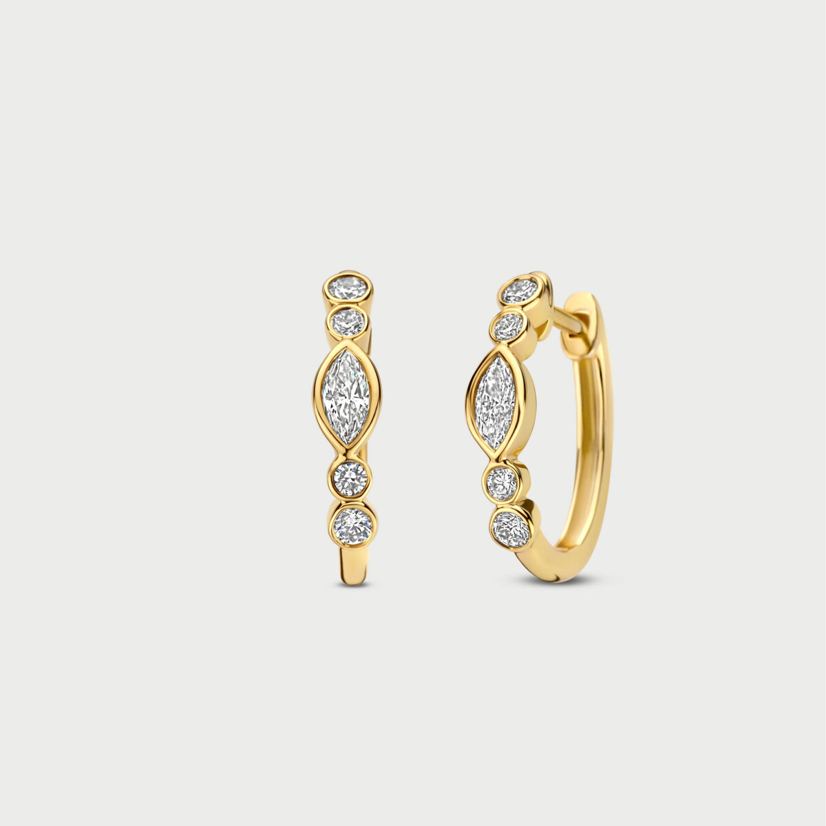 De M&eacute;rit&eacute; 14kt Geelgouden Creolen met Labo Diamant (modelnummer MMO004$) zijn verfijnde oorbellen van 14-karaats geelgoud. Als creolen brengen ze elegantie en verfijning aan elke look, perfect voor zowel dagelijks gebruik als speciale gelegenheden. Draag ze met een stijlvolle opsteekkapsel of een klassieke avondjurk voor een tijdloze uitstraling.