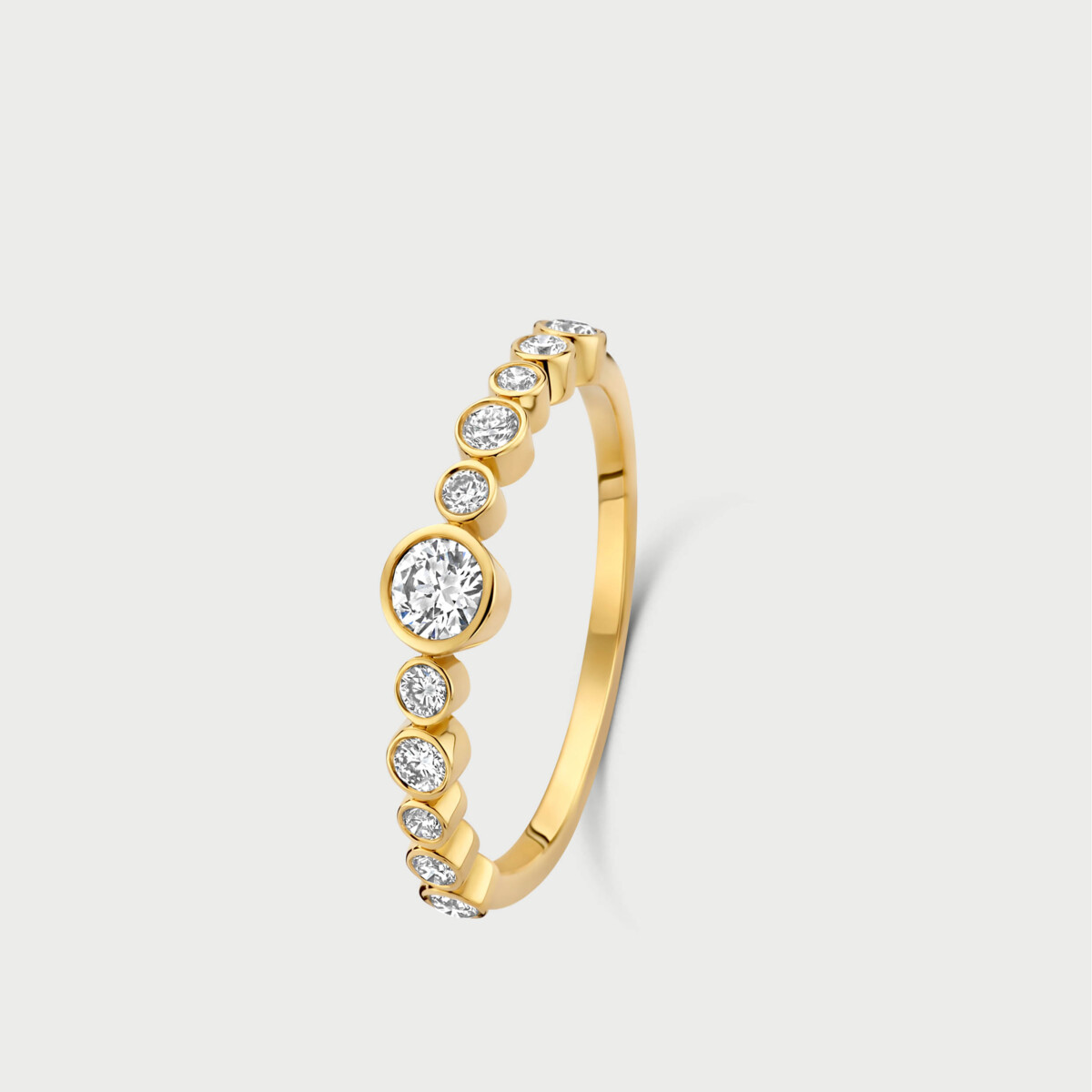 Een elegante geelgouden ring van 14 karaat met een laboratoriumgemaakte diamant. Deze prachtige ring in maat 54 voegt een vleugje verfijning toe aan elke look. Draag deze ring solo of als stapelring voor een moderne, stijlvolle uitstraling. Perfect voor dagelijkse luxe.