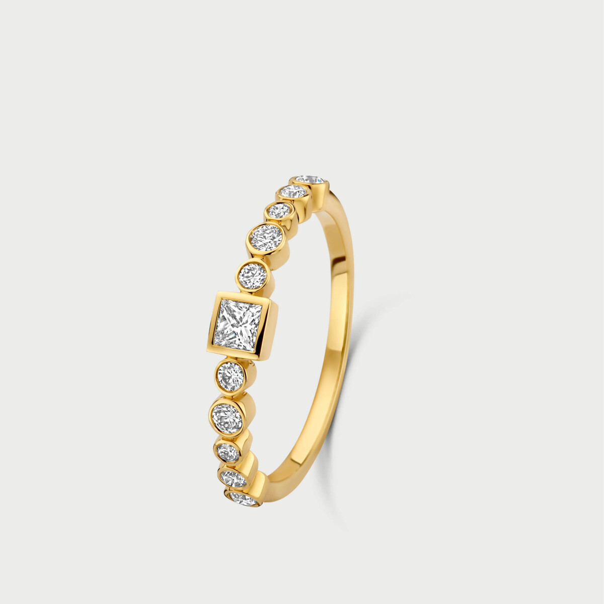 De M&eacute;rit&eacute; 14kt Geelgouden Ring met Labo Diamant Princesslijp, model MMR003$/54, is een verfijnde geelgouden ring ontworpen met een laboratoriumgeslepen prinsesdiamant. Draag hem solo voor een subtiele luxe uitstraling of combineer met andere sieraden voor een gelaagde look. Perfect voor dagelijks gebruik of speciale gelegenheden.