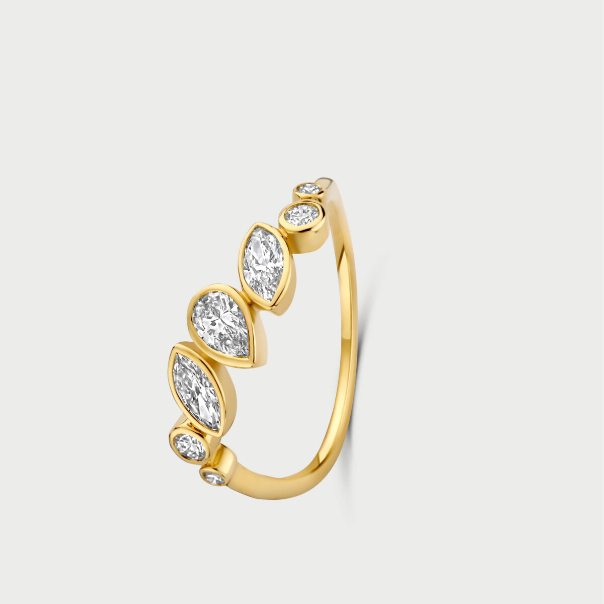 Een verfijnde ring van 14-karaats goud met een stralende labo diamant. Verkrijgbaar in verschillende maten. Perfect voor elke gelegenheid; draag het solo voor een subtiele look of combineer het met andere sieraden voor een meer gedurfde uitstraling.