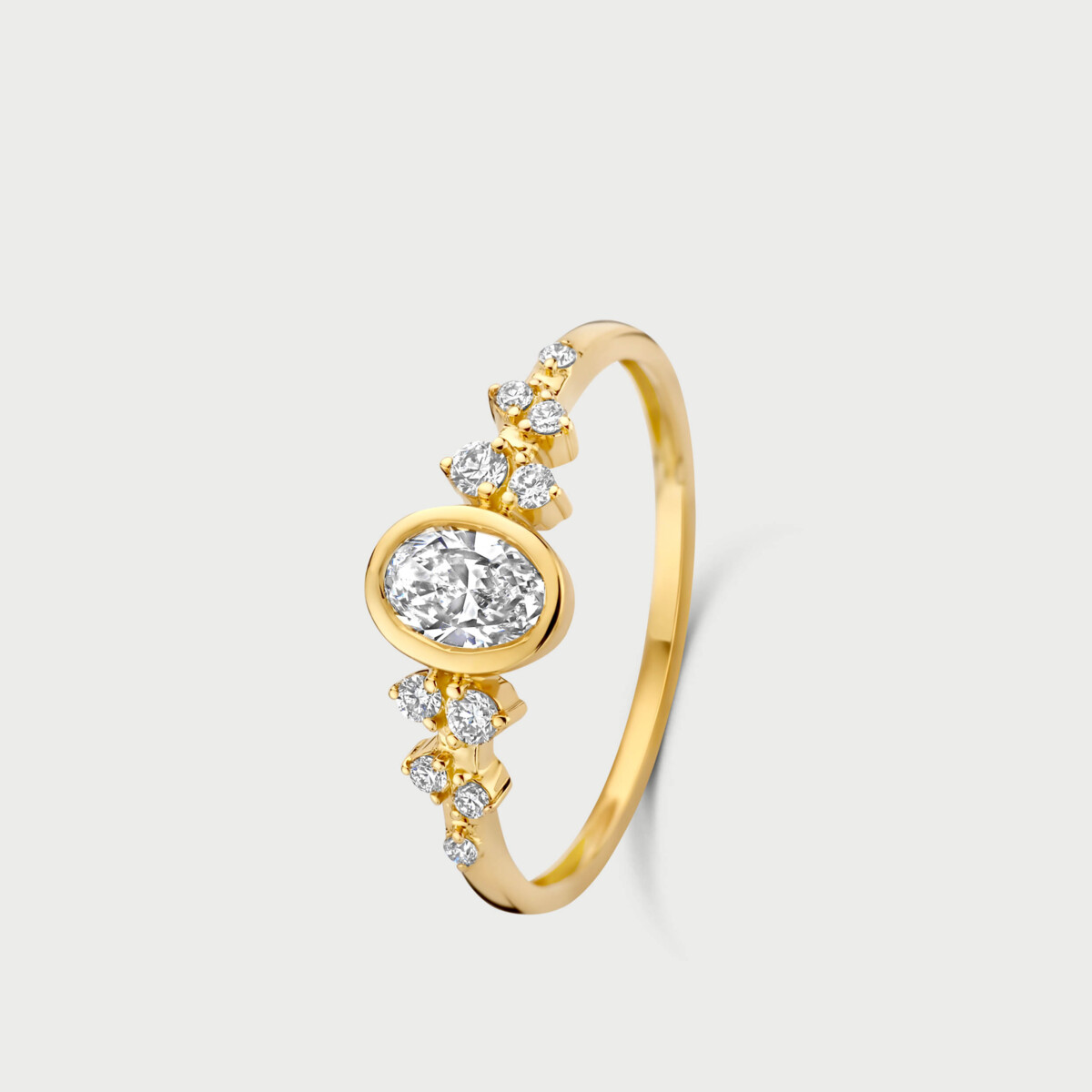 Een elegante 14-karaats geelgouden ring met een schitterende ovale laboratoriumdiamant. Verkrijgbaar in andere maten. Een prachtige verlovingsring of een mooi cadeau voor jezelf.