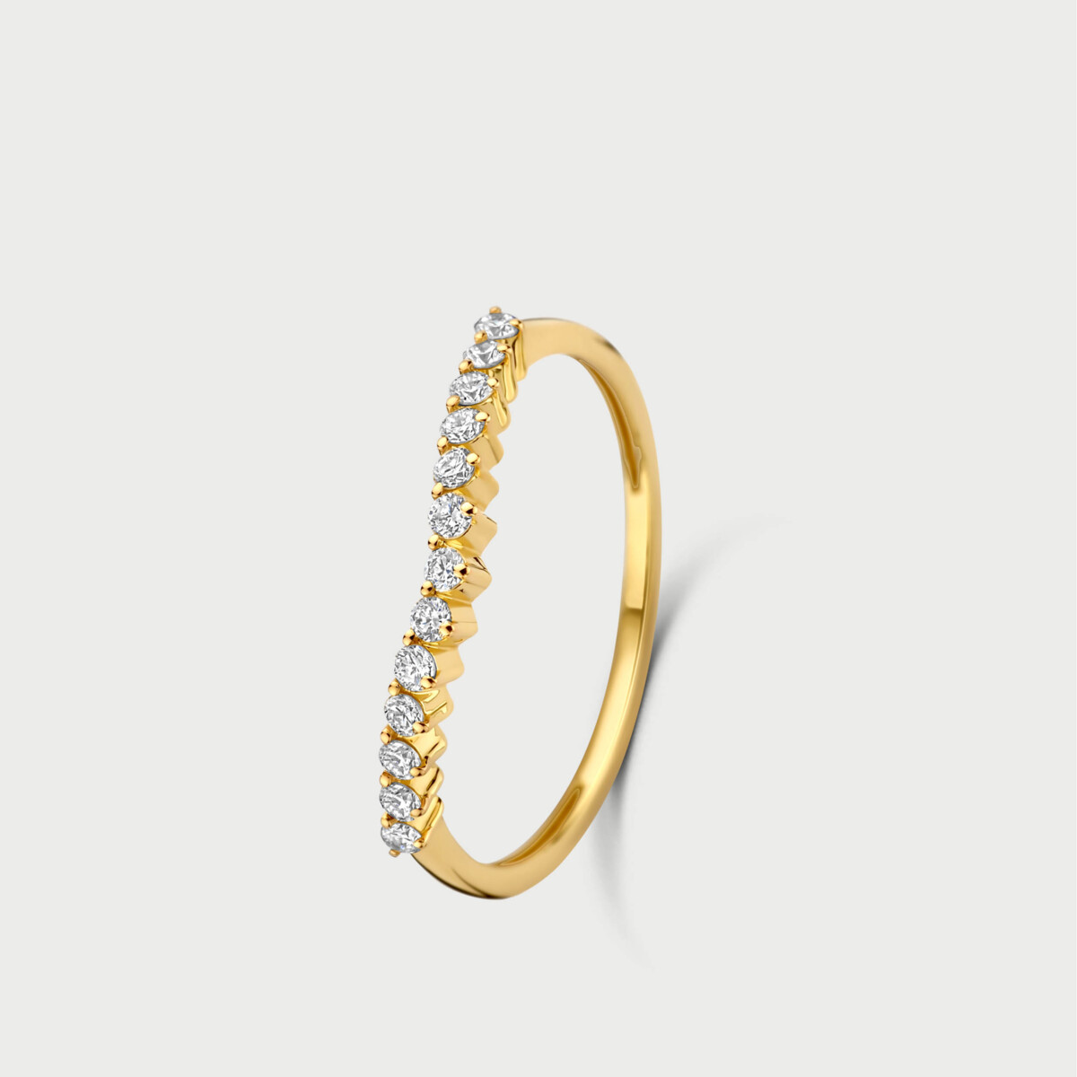 Deze prachtige M&eacute;rit&eacute; 14kt Geelgouden Ring met Lab Diamant is een elegante toevoeging aan elke sieradencollectie. Gemaakt van 14-karaats geelgoud met lab diamanten. Perfect voor dagelijks gebruik of speciale gelegenheden. Draag deze ring solo voor een verfijnde uitstraling of samen met andere sieraden voor een gelaagde look.