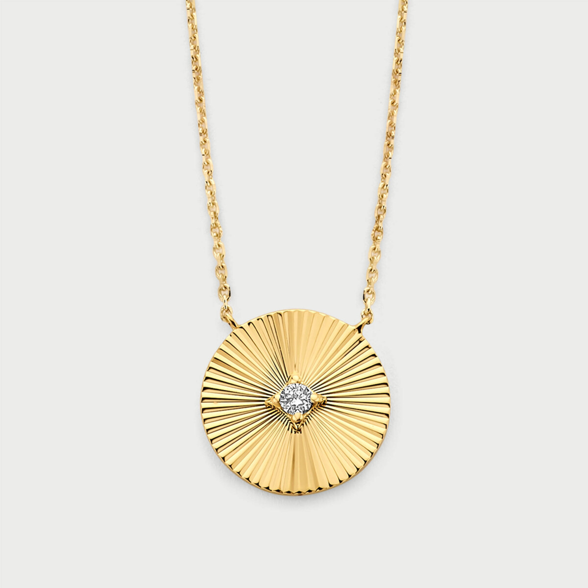 De M&eacute;rit&eacute; 14kt Geelgouden Halsketting met Lab Diamant MRC001$ is een luxe sieraad van 14-karaats geelgoud. De ketting is 45cm lang en kan korter gedragen worden tot minimum 40cm en verrijkt met een stralende labdiamant. Perfect voor speciale gelegenheden of dagelijkse elegantie. Combineer met andere gouden accessoires voor een verfijnde look. Een tijdloos stuk dat iedere outfit compleet maakt.